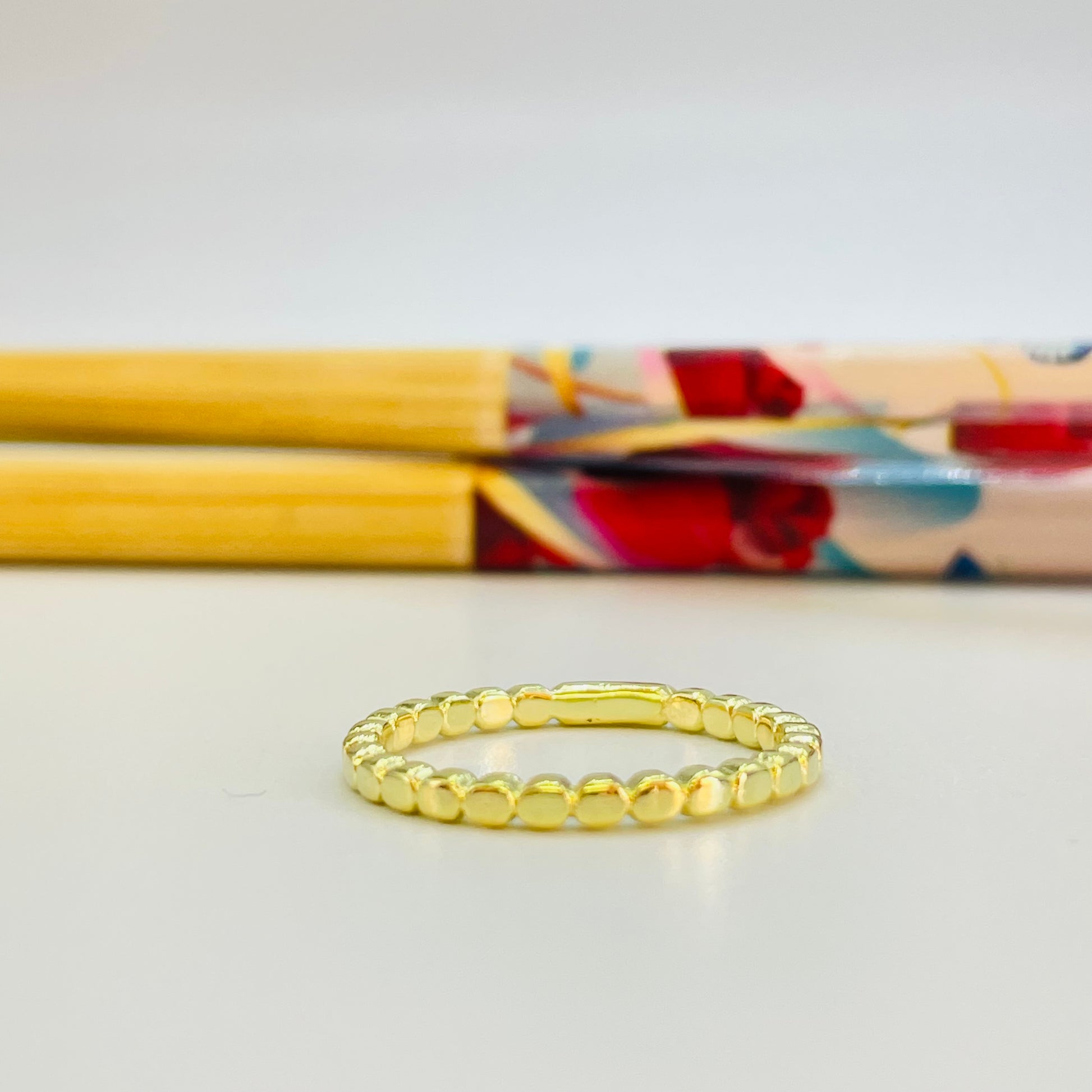 WO64 Anillo Bolitas Aplanadas Ancho 2.1 mm Espesor 2.1 mm Anillo Baño Oro Anillos Bañados hecho de Bronce Bañado en Oro 18K Joyas Bañadas en Oro