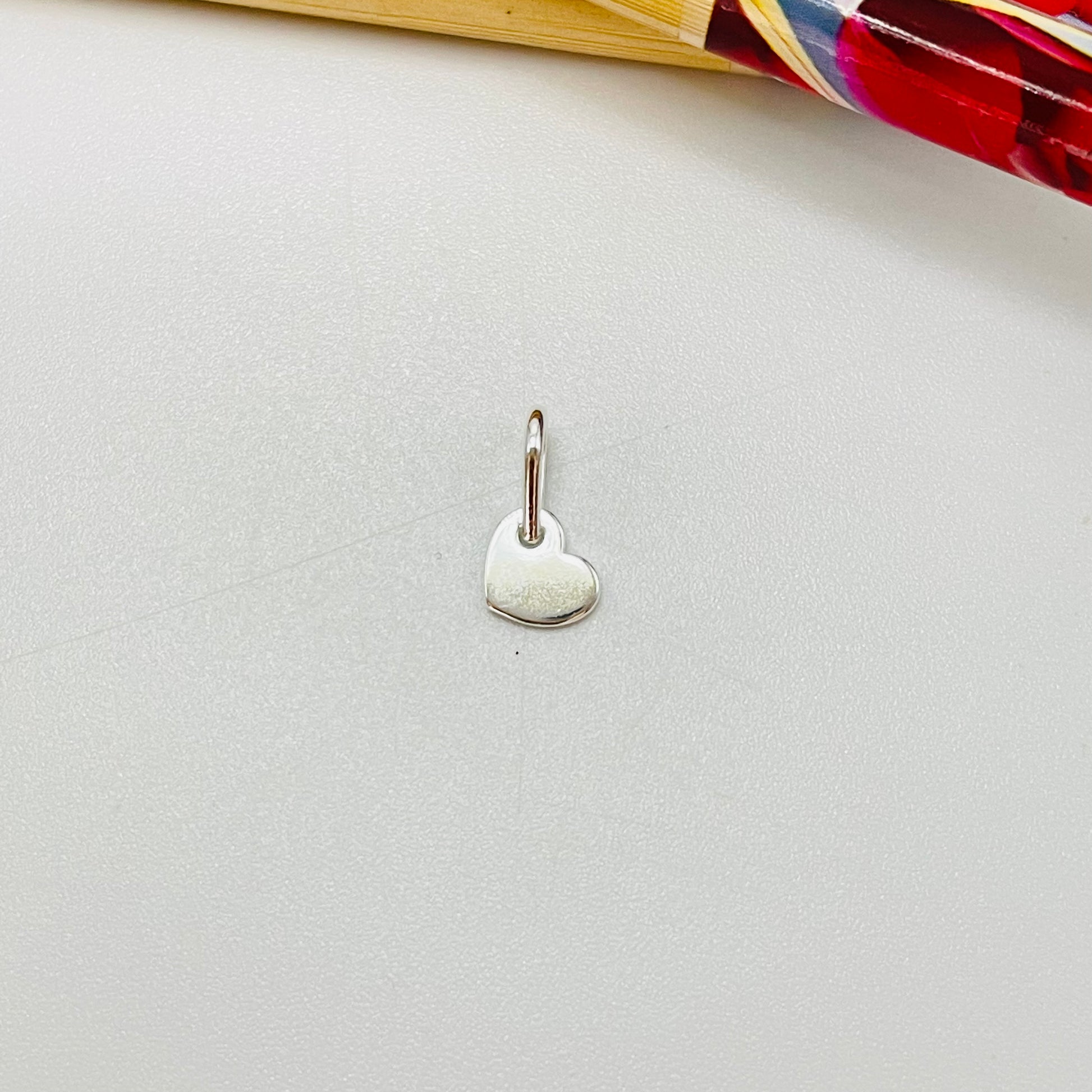 FP1088 Colgante Corazón liso de lado S 8 mm más valier Espesor 1 mm Figura Baño Plata Figuras Bañadas hecho de Bronce Bañado en Plata 50 ml Joyas Bañadas en Plata