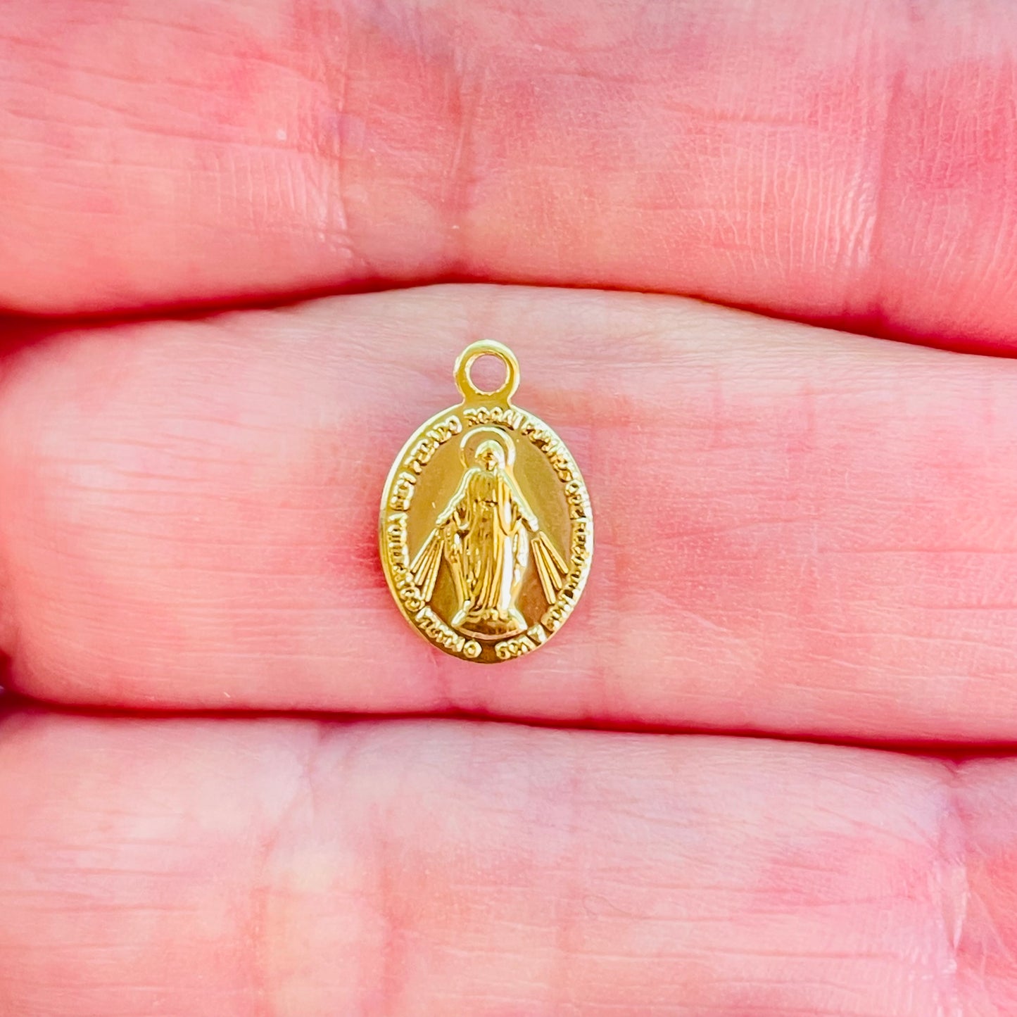 FO737 Colgante Virgen de los Milagros 10 x 8 mm Figura Baño Oro