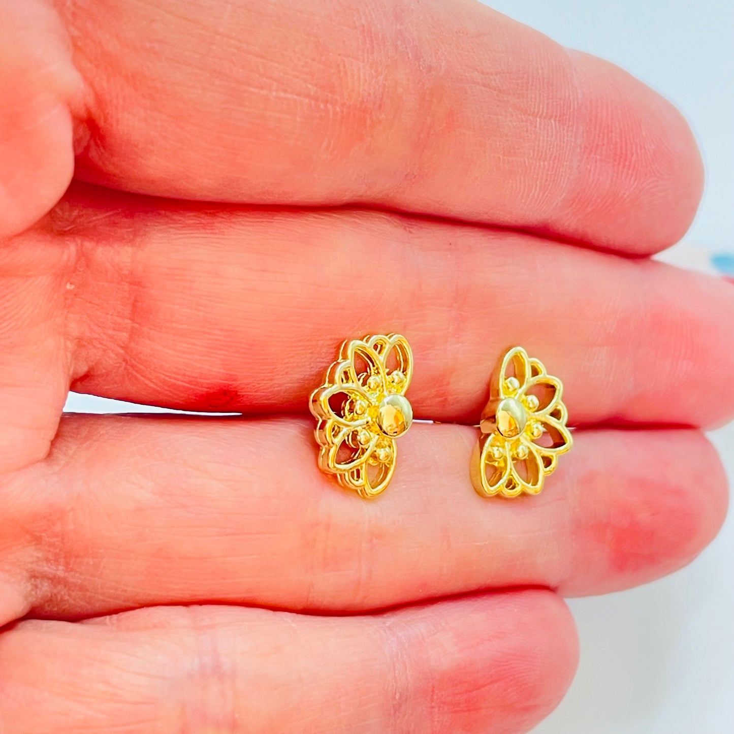 Joyas por Mayor Joyas Bañadas en Oro por Mayor Insumos para Joyas XO525 Aro Media Flor Margarita Calada 13 x 8.5 mm Espesor 1.5 mm Aro Baño Oro