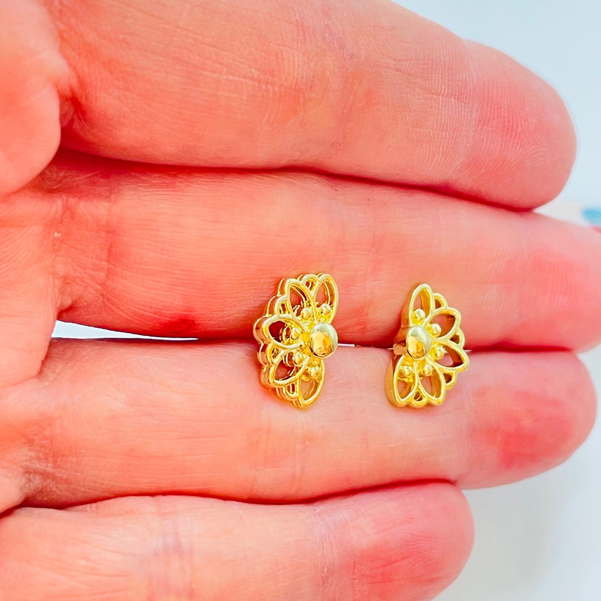 Joyas por Mayor Joyas Bañadas en Oro por Mayor Insumos para Joyas XO525 Aro Media Flor Margarita Calada 13 x 8.5 mm Espesor 1.5 mm Aro Baño Oro