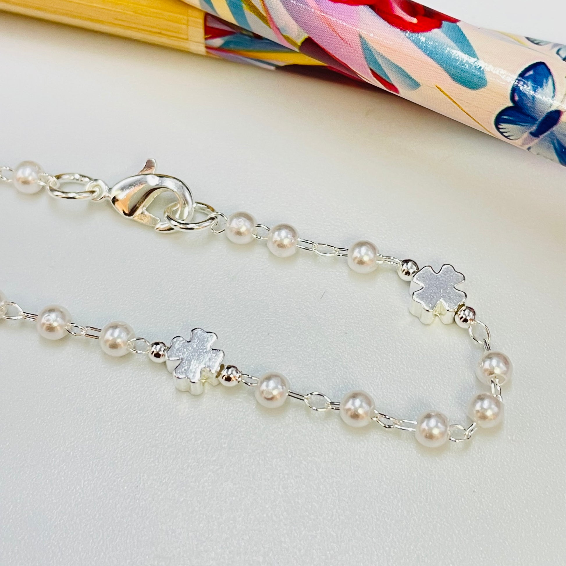 Joyas por Mayor Joyas Bañadas en Plata por Mayor Insumos para Joyas PP20 Pulsera Perlas diá. 3 mm con mini cruces 5 mm espesor 3 mm Largo 16.5 cm Pulsera Baño Plata