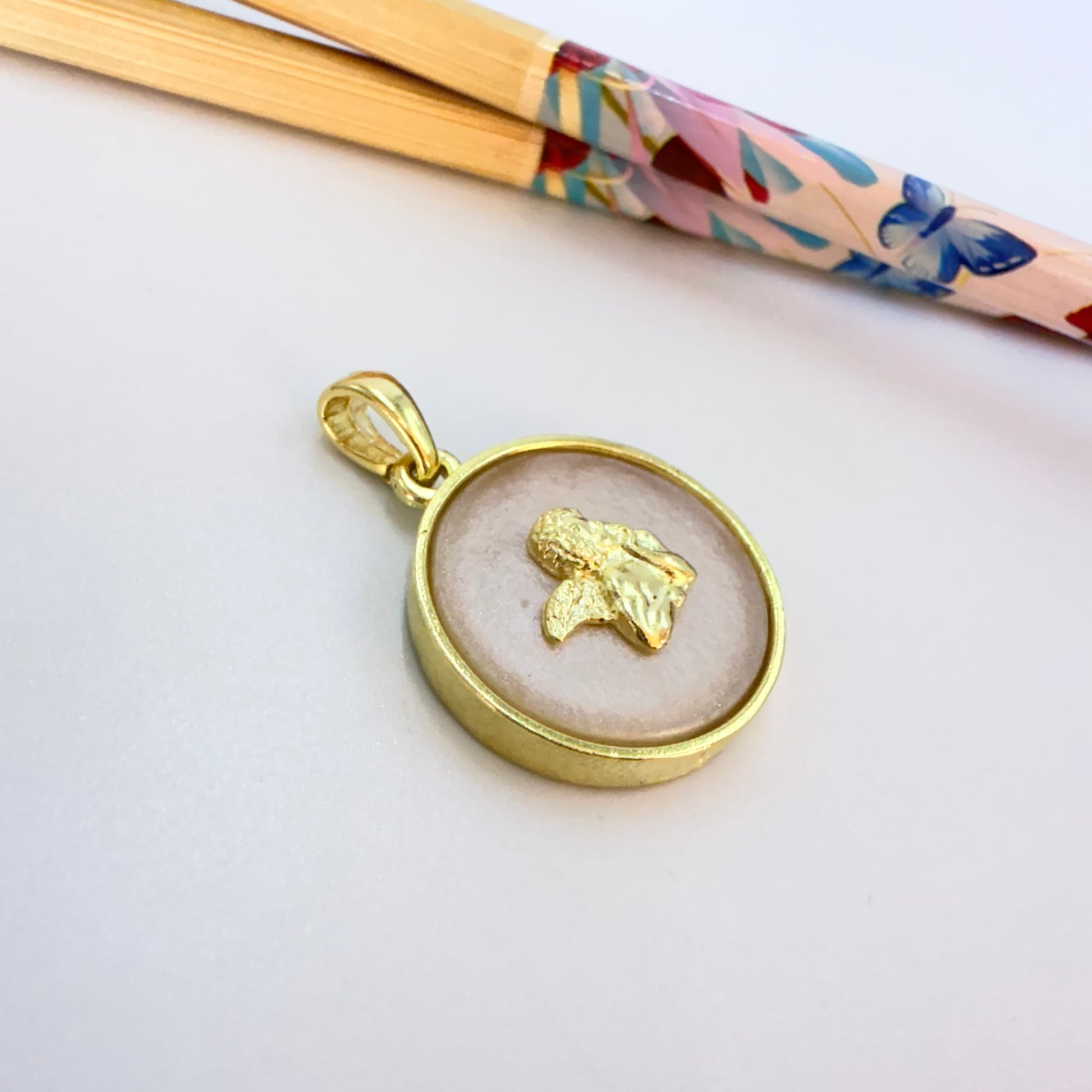 Joyas por Mayor Joyas Bañadas en Oro por Mayor Insumos para Joyas FO1245 Colgante Angel Fondo Cristal Empavonado diá. 23 mm más Valier 9x4 mm Espesor 4.2 mm Figura Baño Oro