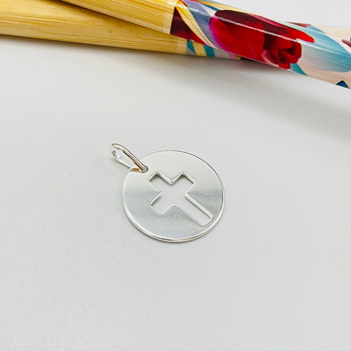 FP1089 Colgante Medalla Cruz Calada diá. 17 mm más valier Espesor 1 mm Figura Baño Plata Figuras Bañadas hecho de Bronce Bañado en Plata 50 ml Joyas Bañadas en Plata