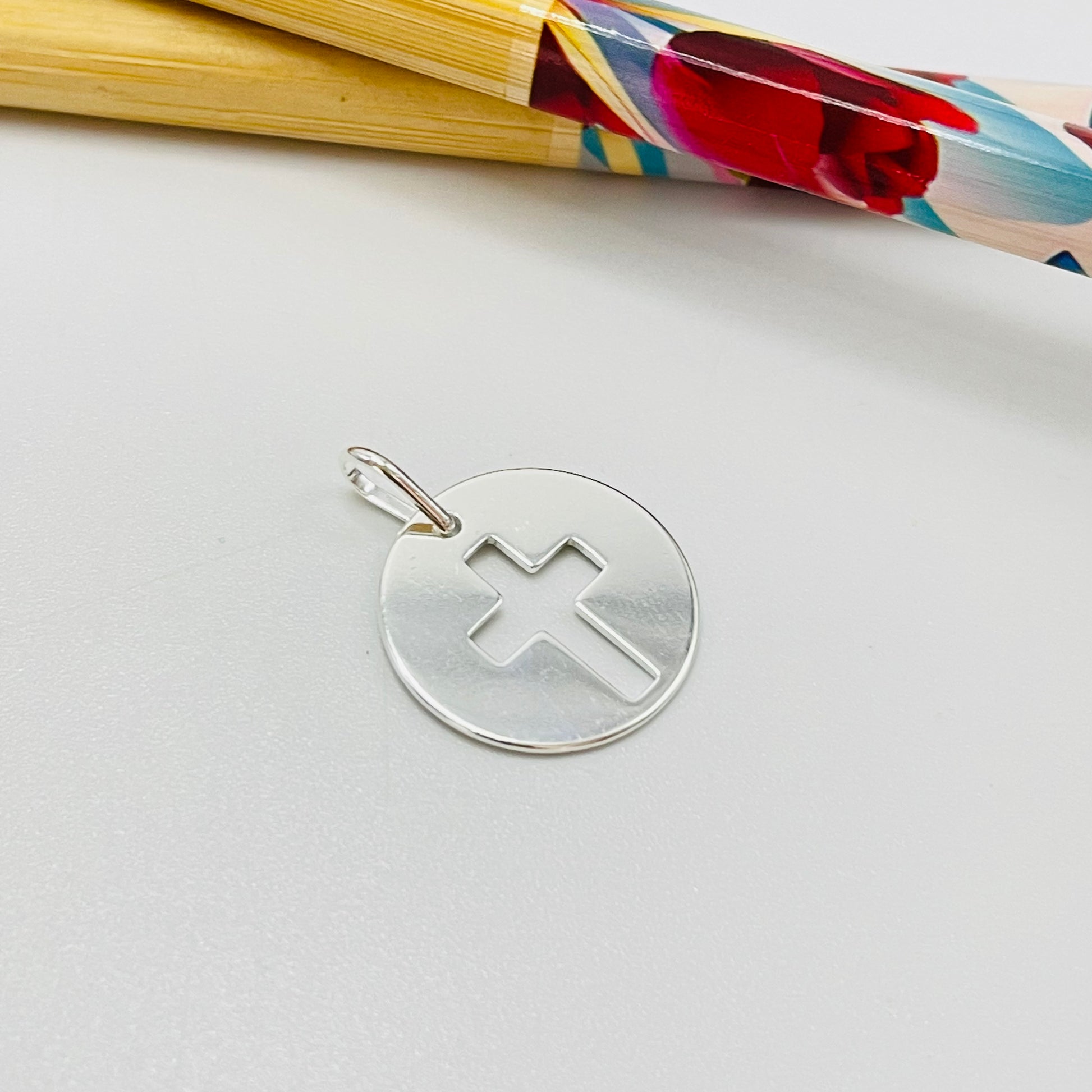 FP1089 Colgante Medalla Cruz Calada diá. 17 mm más valier Espesor 1 mm Figura Baño Plata Figuras Bañadas hecho de Bronce Bañado en Plata 50 ml Joyas Bañadas en Plata