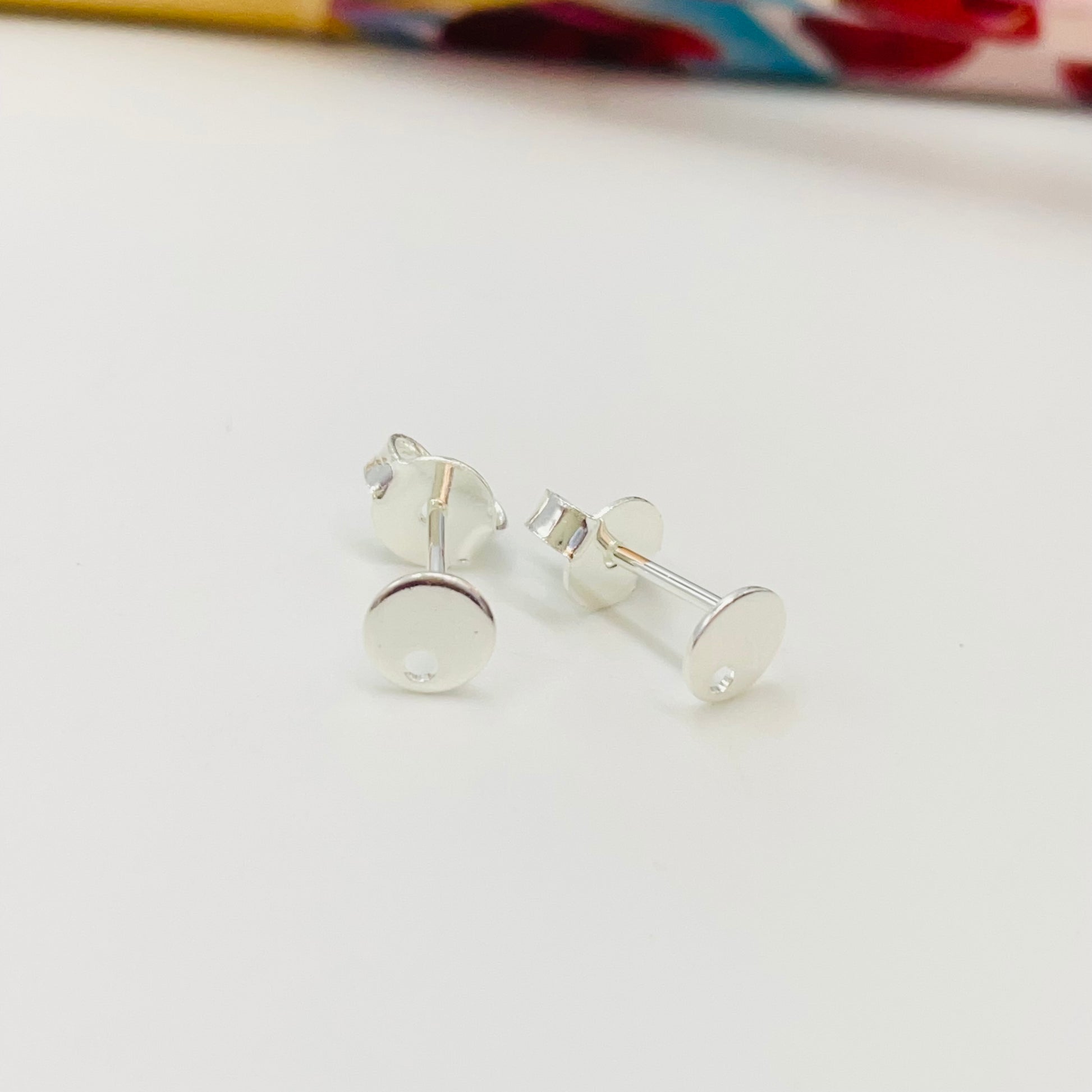 Joyas por Mayor Joyas Bañadas en Plata por Mayor Insumos para Joyas BP109 Base de Aro Redonda Mini perforación inferior Diá. 5 mm Espesor 0.5 mm Base de Aro Baño Plata