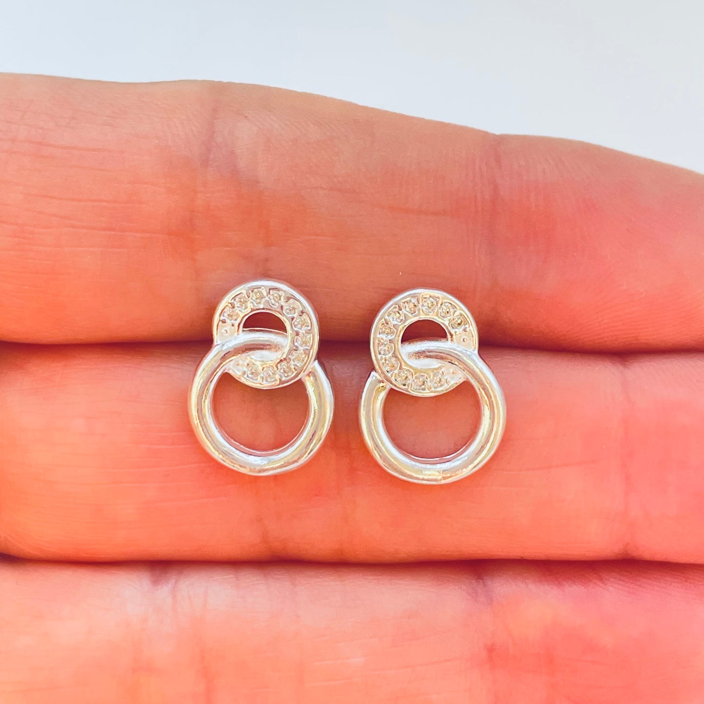 XP543 Aro 2 Círculos Calados Entrelazados 1 con circones 19 x 11 mm Espesor 1.5 mm Aro Baño Plata