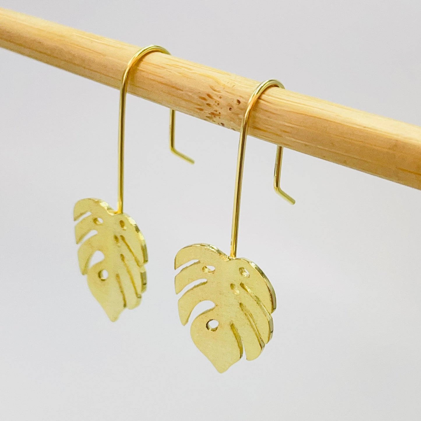 Joyas por Mayor Joyas Bañadas en Oro por Mayor Insumos para Joyas XO481 Aro Hoja Monstera 20 x 16 mm Espesor 1.2 mm con Gancho Largo Total 42 mm Aro Baño Oro