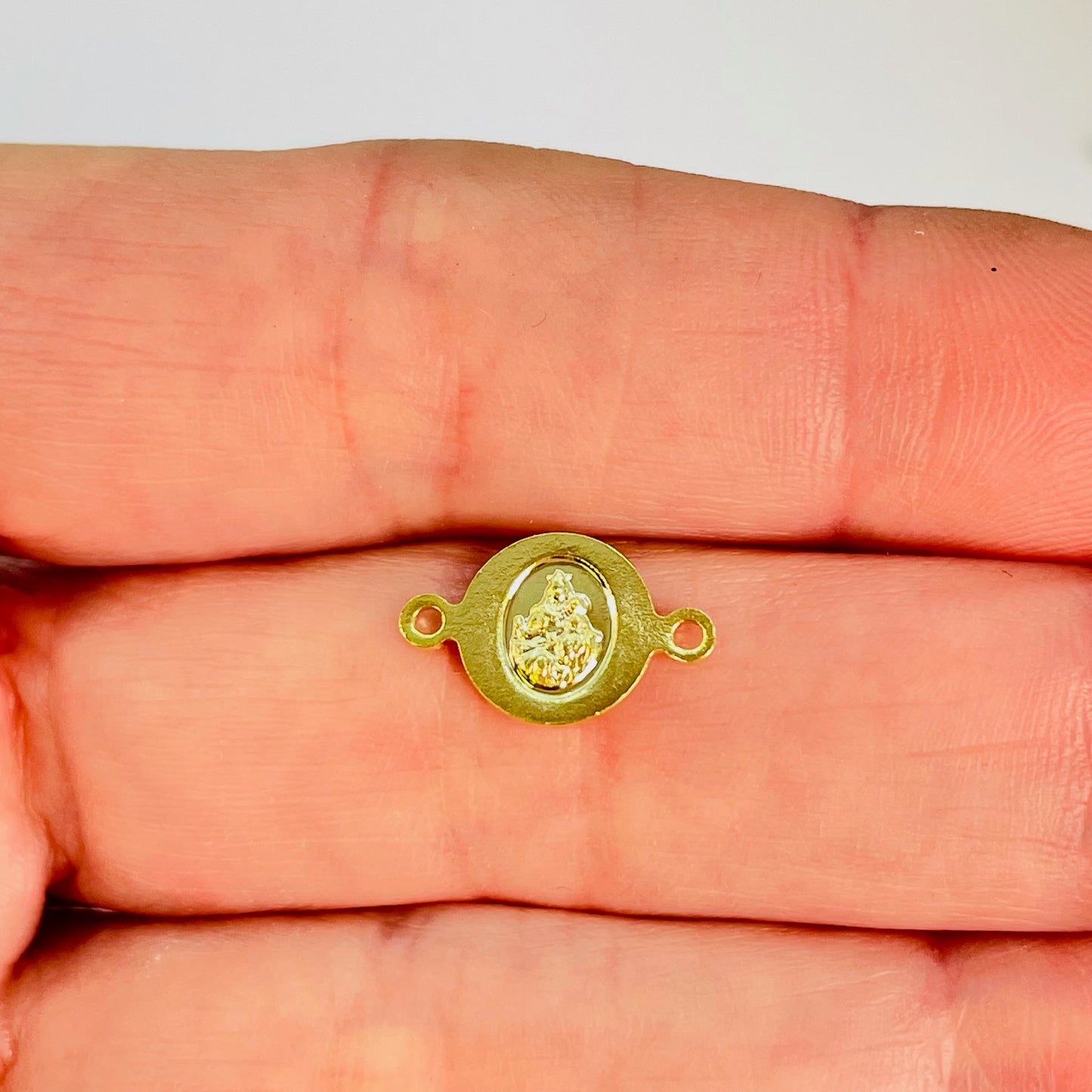 Joyas por Mayor Joyas Bañadas en Oro por Mayor Insumos para Joyas FO1200 Conector Sagrado Corazón y Virgen del Carmen Doble Faz Diá. 9 mm mas argollitas Espesor 1 mm Figura Baño Oro