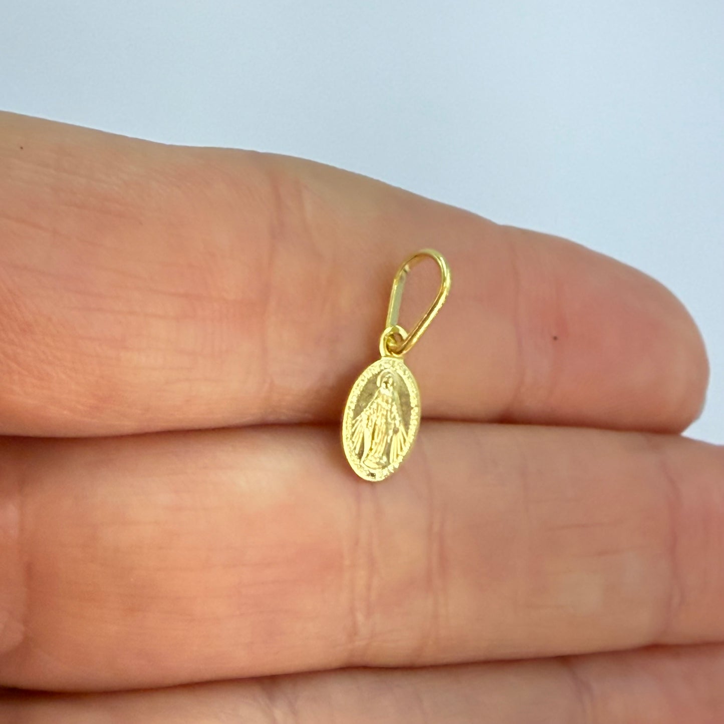 FO298 Virgen Milagros 8x6 mm Figura Baño Oro Figuras Bañadas en Oro y Plata hecho de Bronce Bañado en Oro 18K