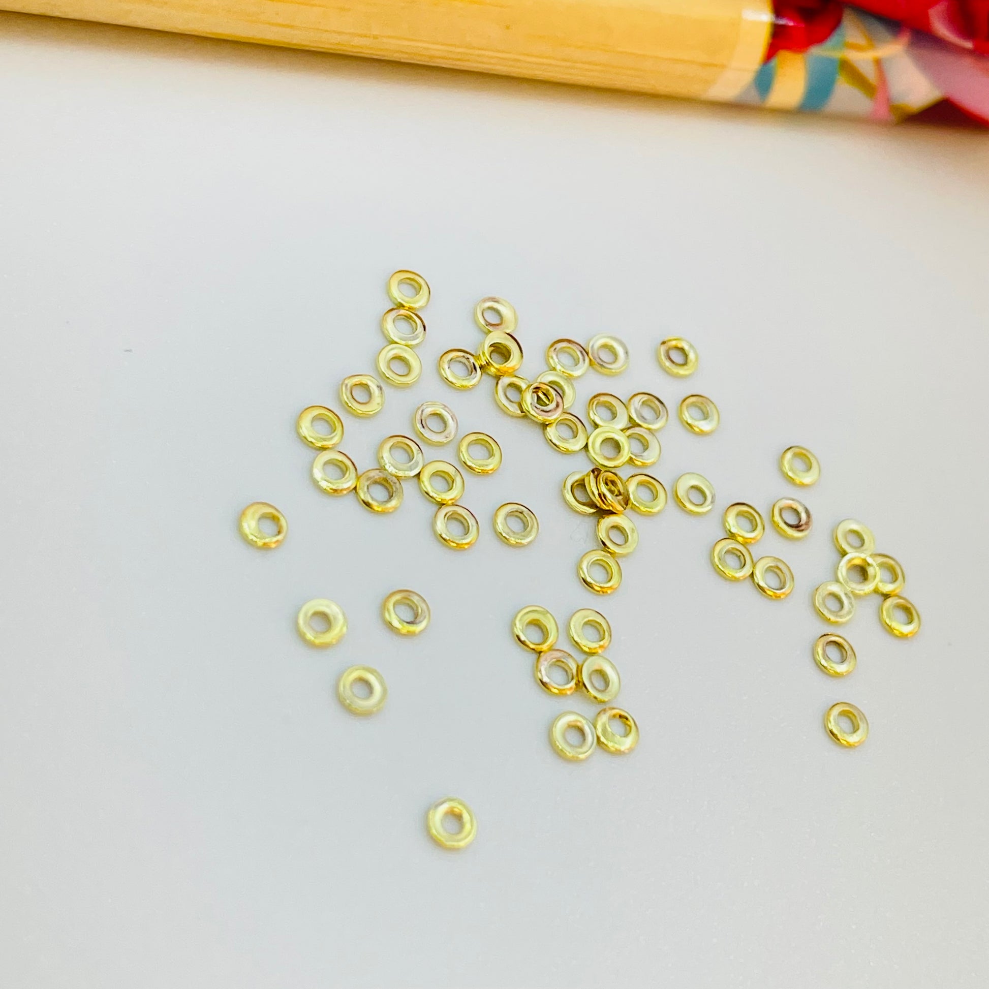 MO35 Argollita Plana 2 x 1 mm Accesorio Baño Oro Accesorios Bañados en Oro y Plata hecho de Bronce Bañado en Oro 18K