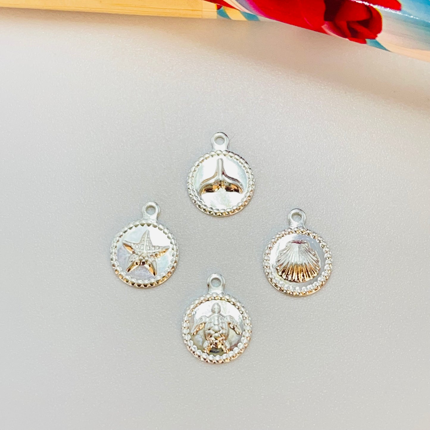 Joyas por Mayor Joyas Bañadas en Oro por Mayor Insumos para Joyas FP1196 Mini Colgante Redondo Diseños de Mar Borde Rutilado Diá. 8 mm más argollita Espesor 1 mm Figura Baño Plata