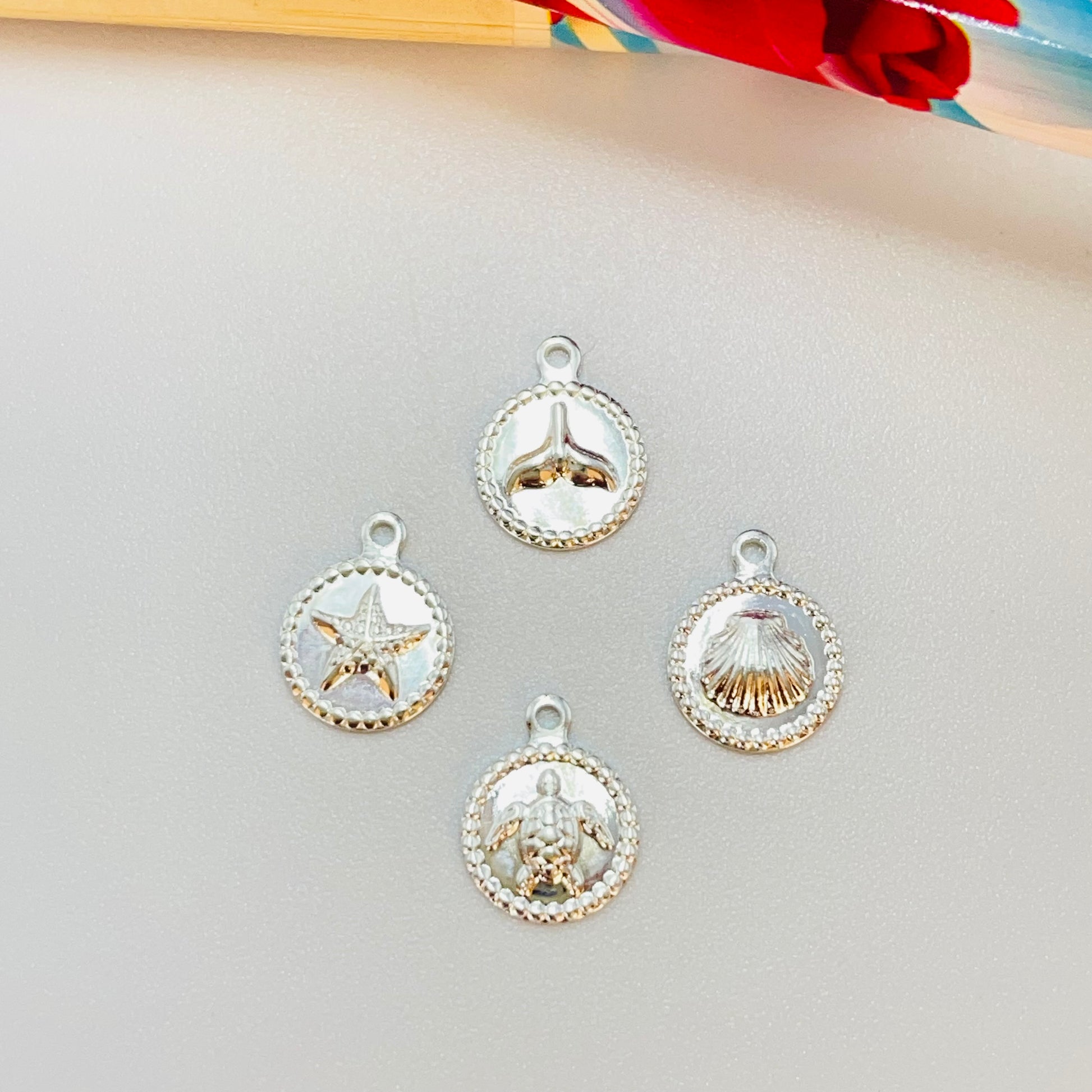 Joyas por Mayor Joyas Bañadas en Oro por Mayor Insumos para Joyas FP1196 Mini Colgante Redondo Diseños de Mar Borde Rutilado Diá. 8 mm más argollita Espesor 1 mm Figura Baño Plata