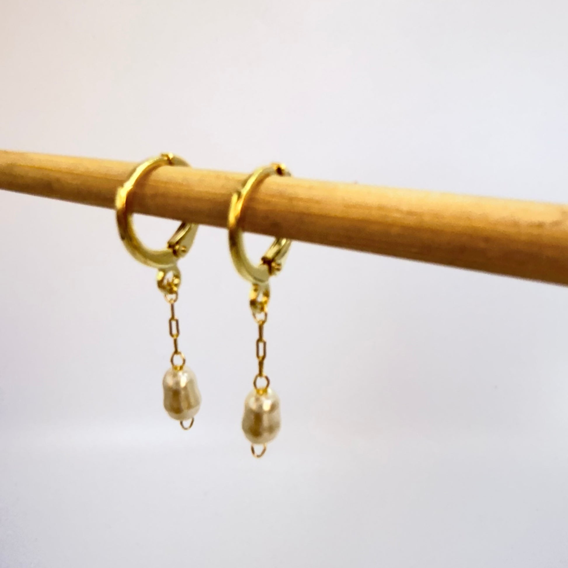 Joyas por Mayor Joyas Bañadas en Oro por Mayor Insumos para Joyas XO562 Aro Argolla con Perla tipo Río de 7x5 mm Largo Total 30 mm Largo cadena 18 mm Aro Baño Oro