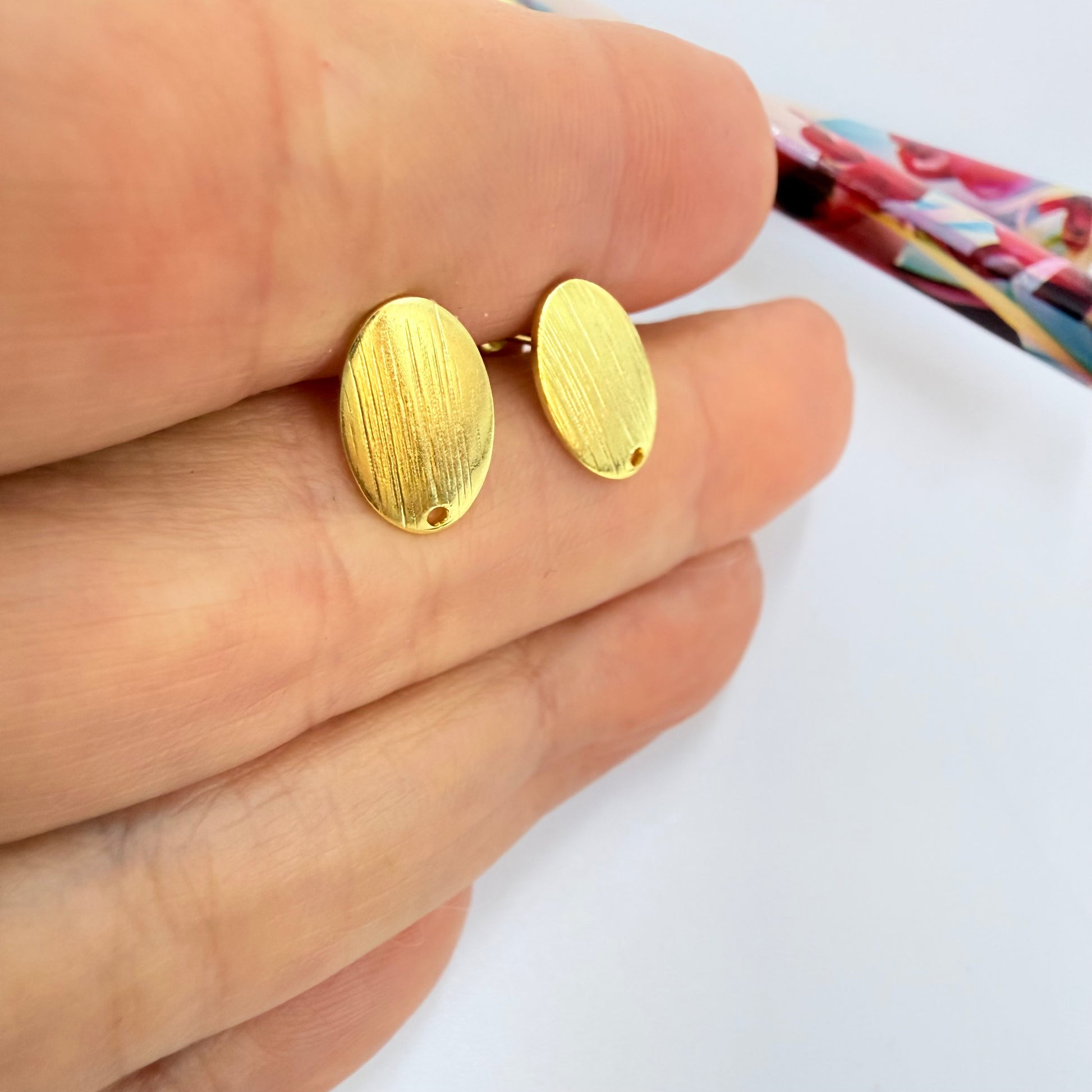 Joyas por Mayor Joyas Bañadas en Oro por Mayor Insumos para Joyas BO122 Base Ovalada Lijada 12 x 8 mm con perforación inferior Base de Aro Baño Oro