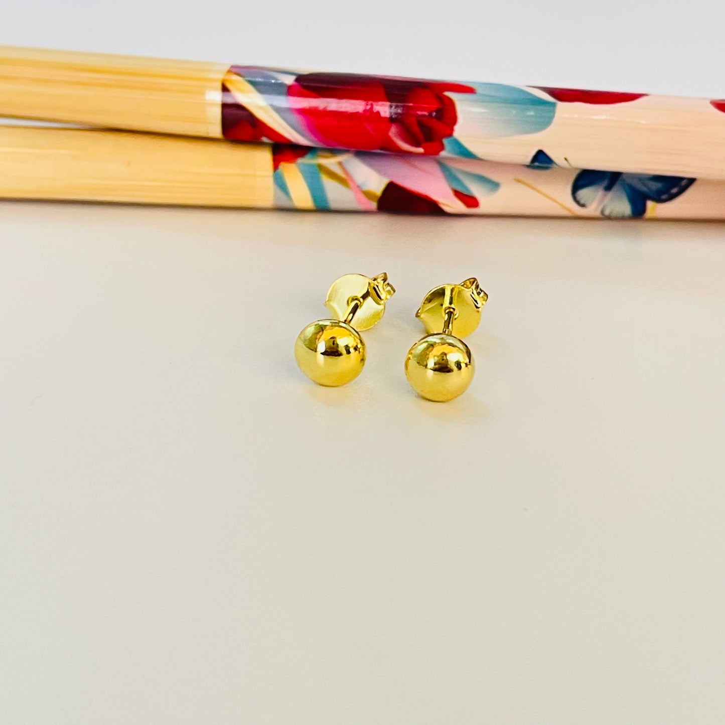 XO409 Aro Bolita Aplanada 5 mm Aro Baño Oro Aros Bañados hecho de Bronce Bañado en Oro 18K Joyas Bañadas en Oro