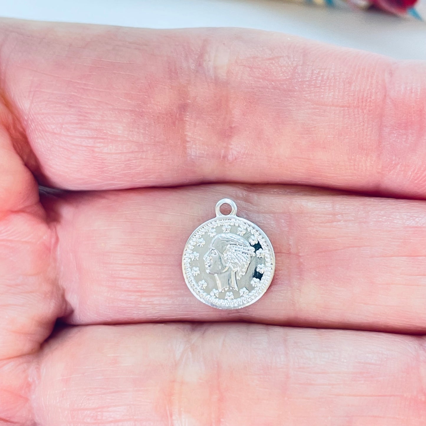 FP1194 Colgante Mini Moneda Lira Doble Faz Diá. 8 mm más argollita Espesor 1 mm Figura Baño Plata