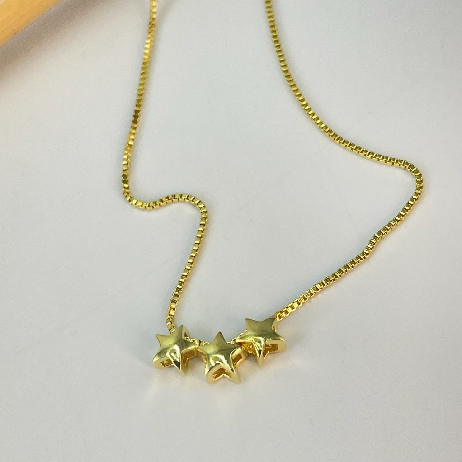 CO194 Collar 3 estrellas pasadas 5.5 mm Espesor 3 mm Cadena Veneciana 1 mm 40 cm más extensor 5.5 cm Collar Terminado Baño Oro Cadenas Bañadas hecho de Bronce Bañado en Oro 18K Joyas Bañadas en Oro