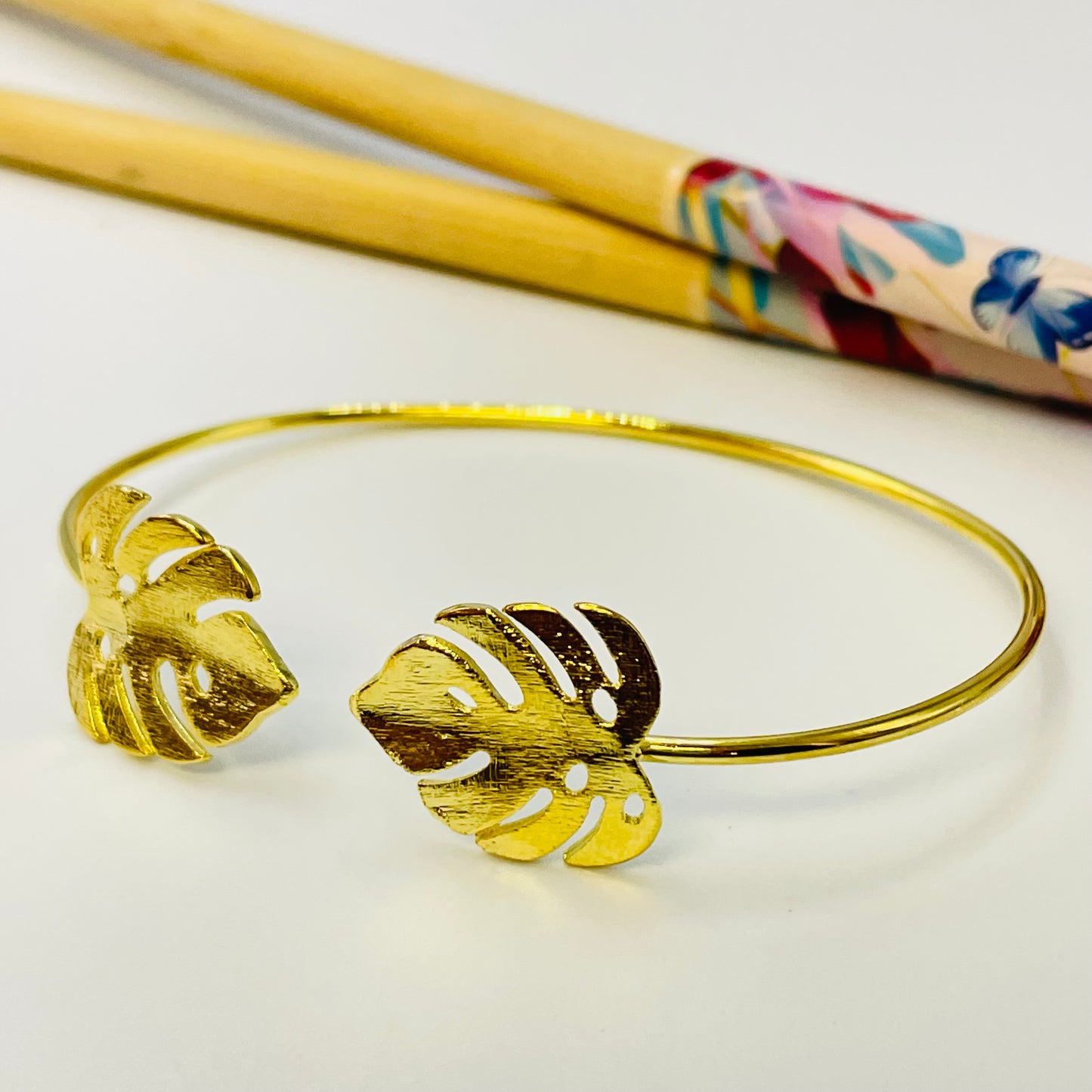 Joyas por Mayor Joyas Bañadas en Oro por Mayor Insumos para Joyas EO28 Esclava con Monstera en puntas 20 x 17 mm Diá. 65 mm espesor 1.5 mm Esclava Baño Oro