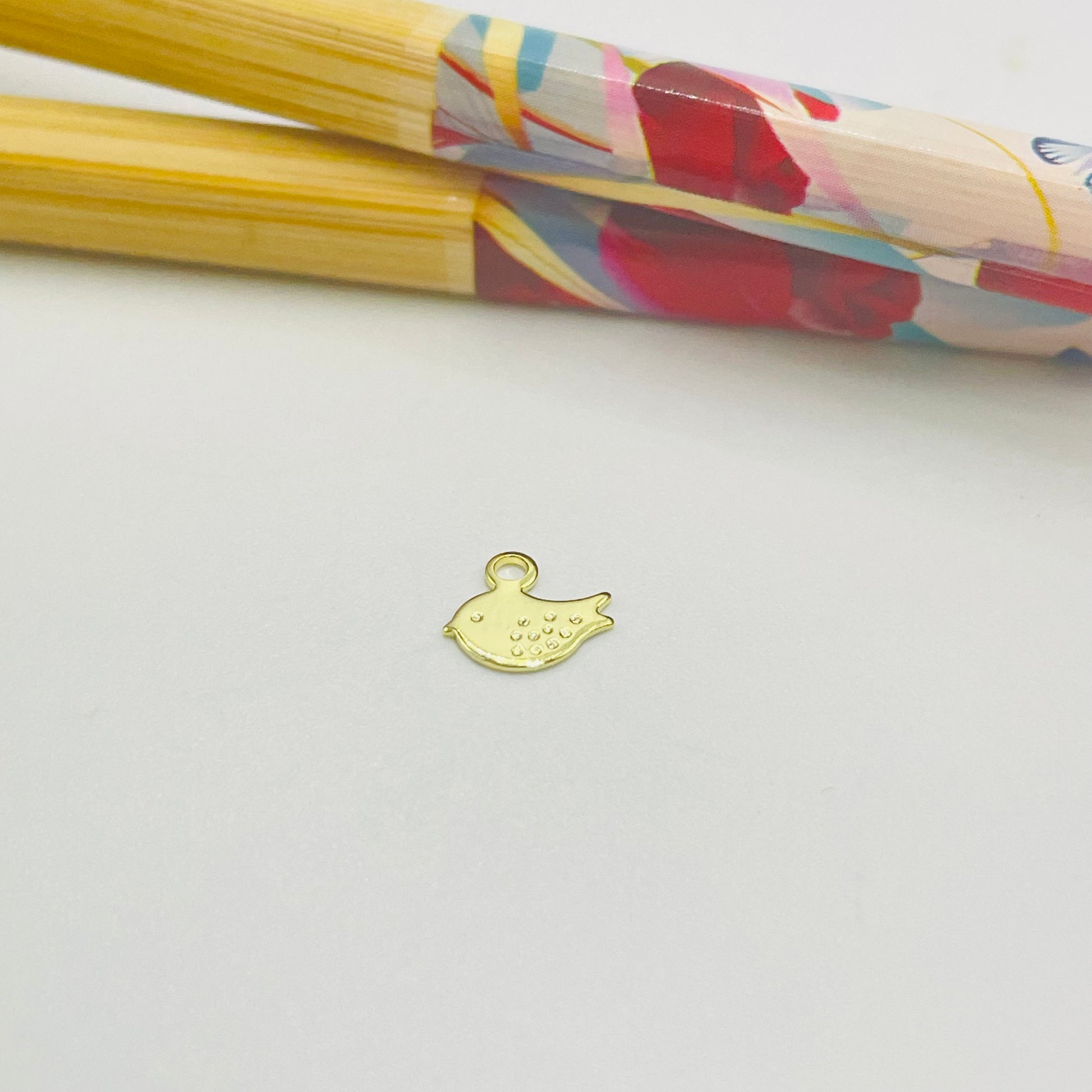 FO430 Pajarito 8 x 7 mm Figura Baño Oro Figuras Bañadas en Oro y Plata hecho de Bronce Bañado en Oro 18K