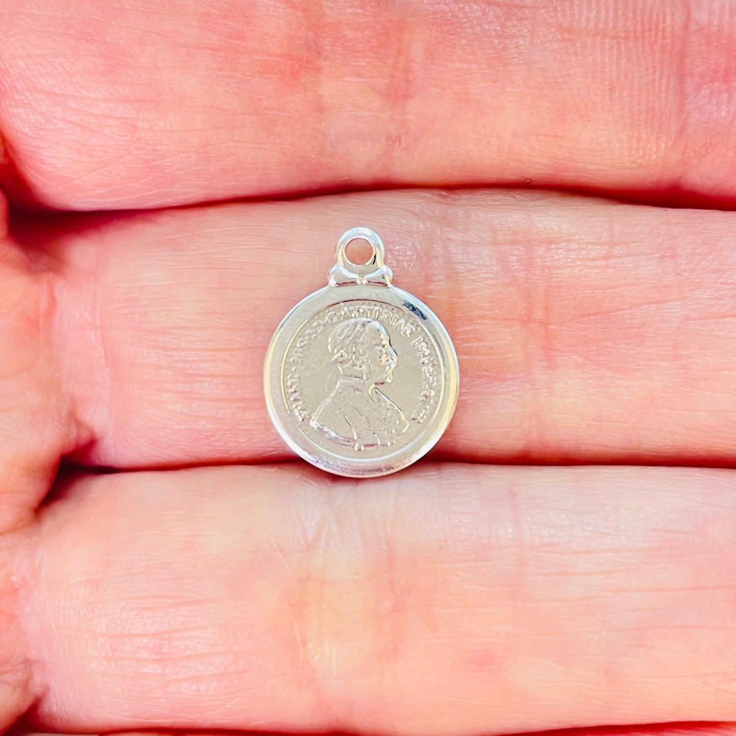 FP1193 Colgante Moneda Austriaca Doble Faz Borde Liso Diá. 11 mm más argollita Espesor 1 mm Figura Baño Plata