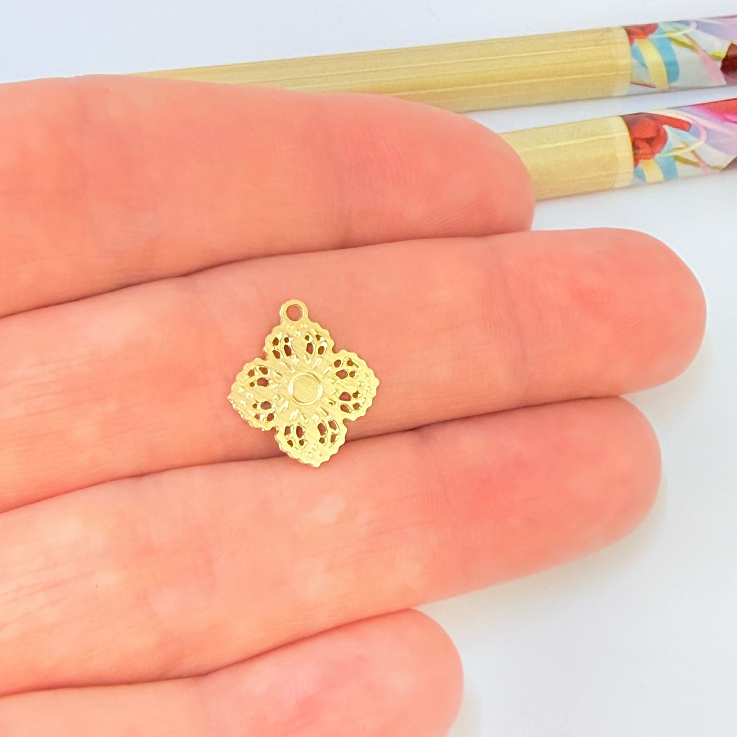 Joyas por Mayor Joyas Bañadas en Oro por Mayor Insumos para Joyas FO1105 Colgante Calado y Estampado Trébol con argollita inferior 10 x 9 mm Espesor 0.5 mm Figura Baño Oro