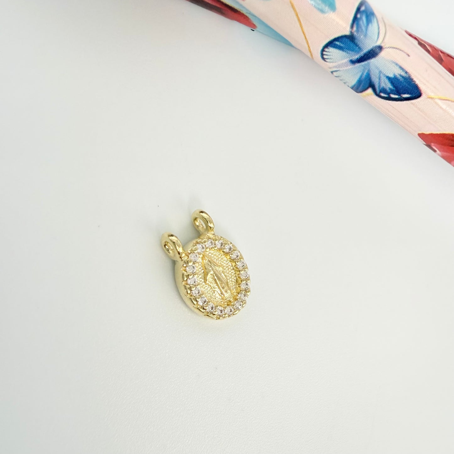 Joyas por Mayor Joyas Bañadas en Oro por Mayor Insumos para Joyas FO1246 Colgante Virgen de los Milagros Borde con Circones 9 x 8 mm con 2 argollitas de 3 mm Espesor 2.5 mm Figura Baño Oro