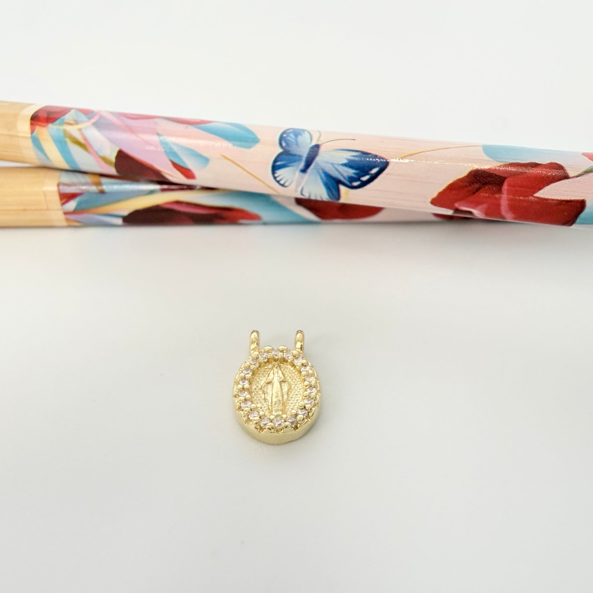 Joyas por Mayor Joyas Bañadas en Oro por Mayor Insumos para Joyas FO1246 Colgante Virgen de los Milagros Borde con Circones 9 x 8 mm con 2 argollitas de 3 mm Espesor 2.5 mm Figura Baño Oro