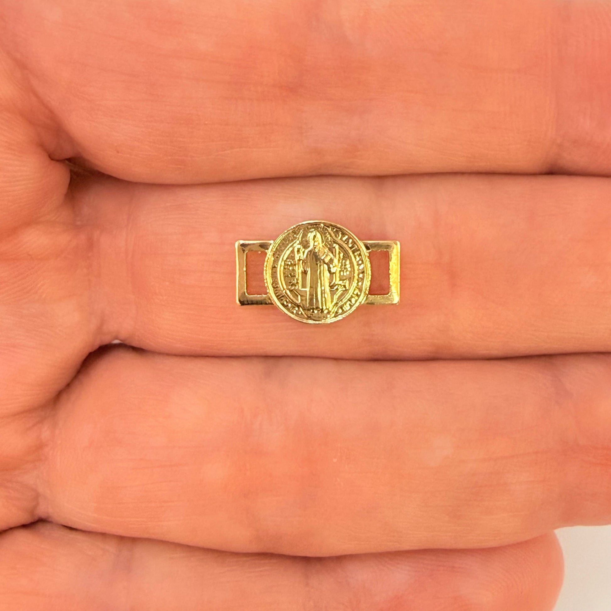 Joyas por Mayor Joyas Bañadas en Oro por Mayor Insumos para Joyas FO1252 Eslabón para pulsera San Benito doble faz diá. 9 mm más corchetes 5 x 2.5 mm Figura Baño Oro