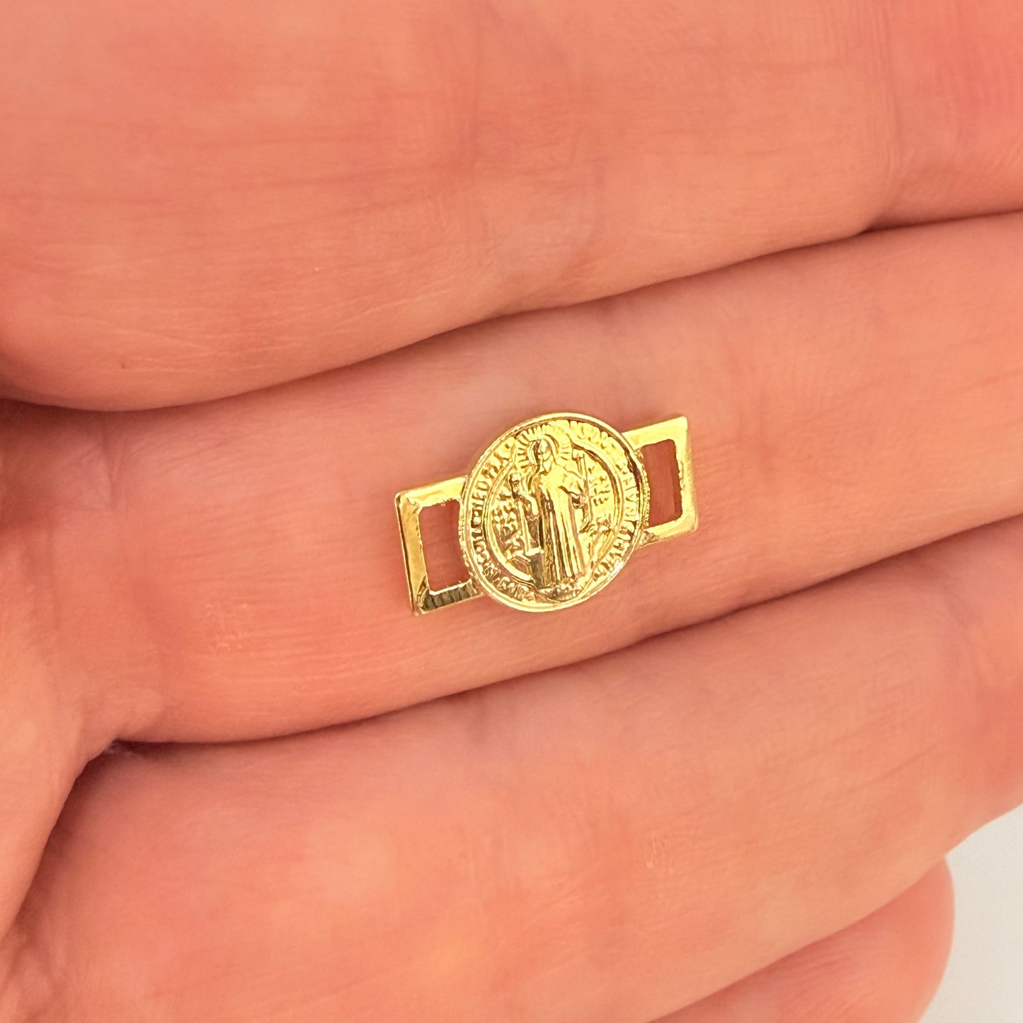 Joyas por Mayor Joyas Bañadas en Oro por Mayor Insumos para Joyas FO1252 Eslabón para pulsera San Benito doble faz diá. 9 mm más corchetes 5 x 2.5 mm Figura Baño Oro