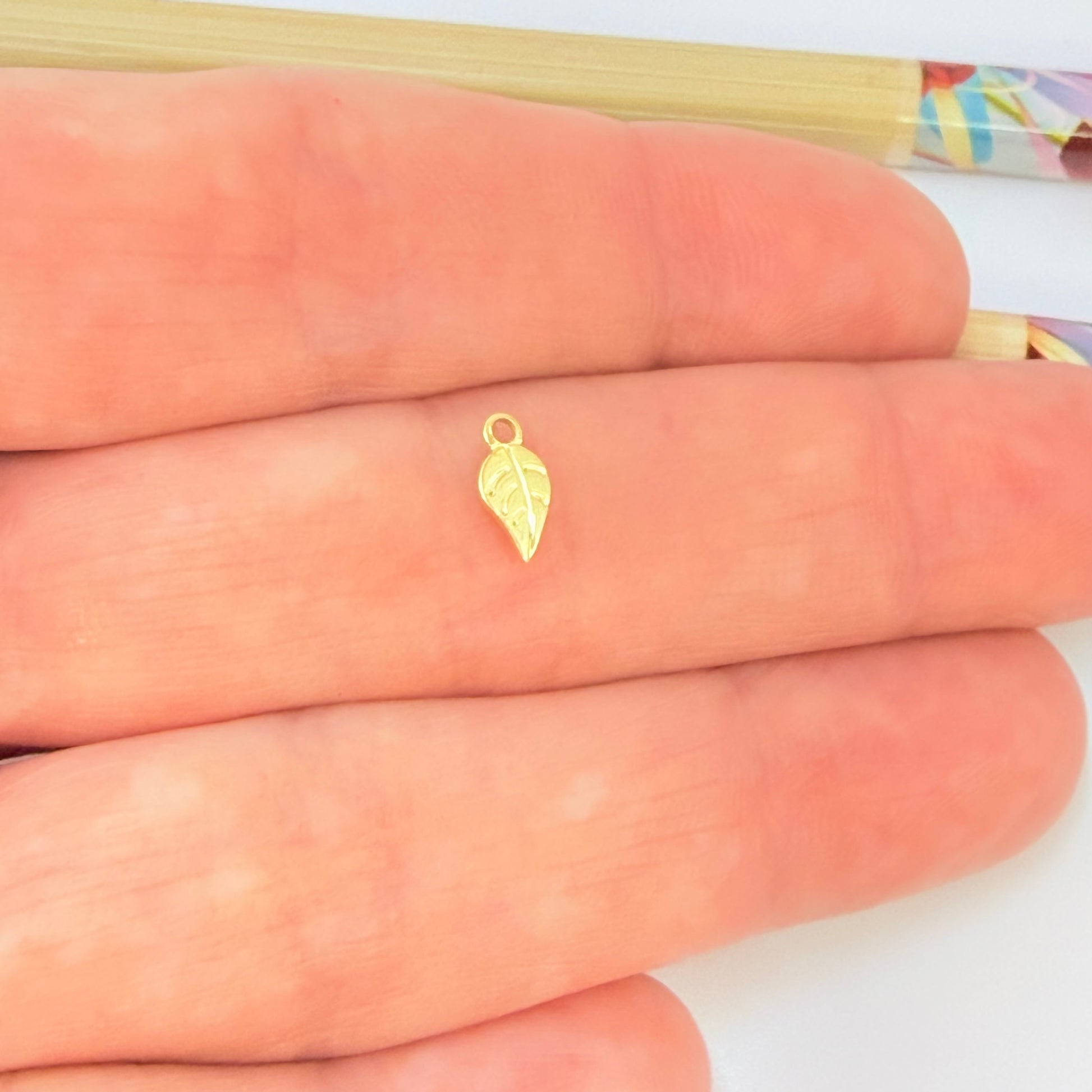 Joyas por Mayor Joyas Bañadas en Oro por Mayor Insumos para Joyas FO1257 Colgante Mini Hoja 6 x 5 mm más argollita Espesor 0.8 mm Figura Baño Oro