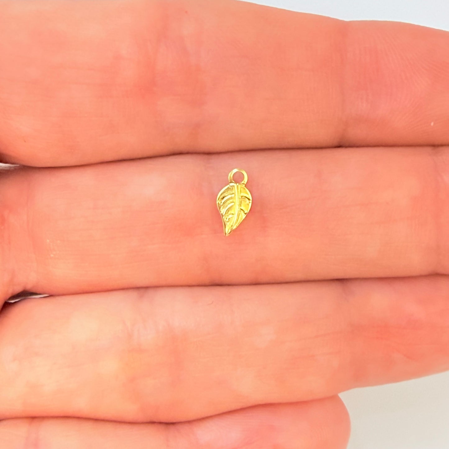Joyas por Mayor Joyas Bañadas en Oro por Mayor Insumos para Joyas FO1257 Colgante Mini Hoja 6 x 5 mm más argollita Espesor 0.8 mm Figura Baño Oro