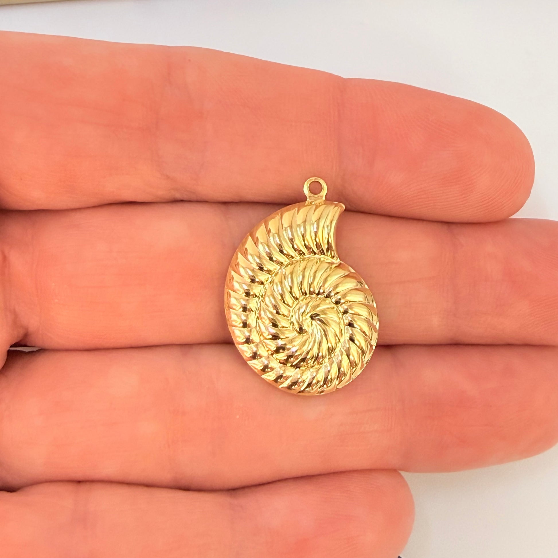 Joyas por Mayor Joyas Bañadas en Oro por Mayor Insumos para Joyas FO1258 Colgante Caracola Lado Derecho 20 x 16 mm más argollita Espesor 0.8 mm Figura Baño Oro