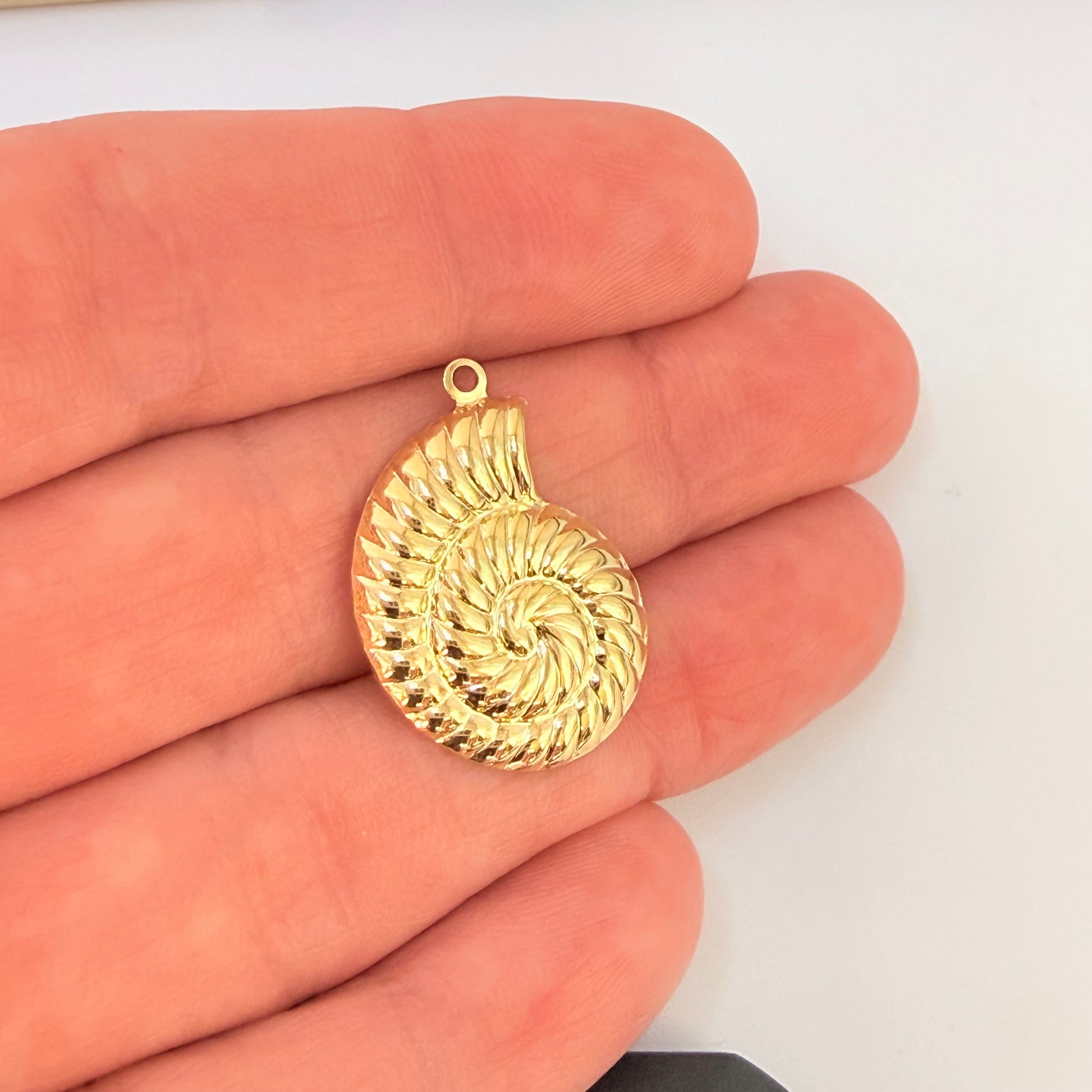 Joyas por Mayor Joyas Bañadas en Oro por Mayor Insumos para Joyas FO1258 Colgante Caracola Lado Derecho 20 x 16 mm más argollita Espesor 0.8 mm Figura Baño Oro