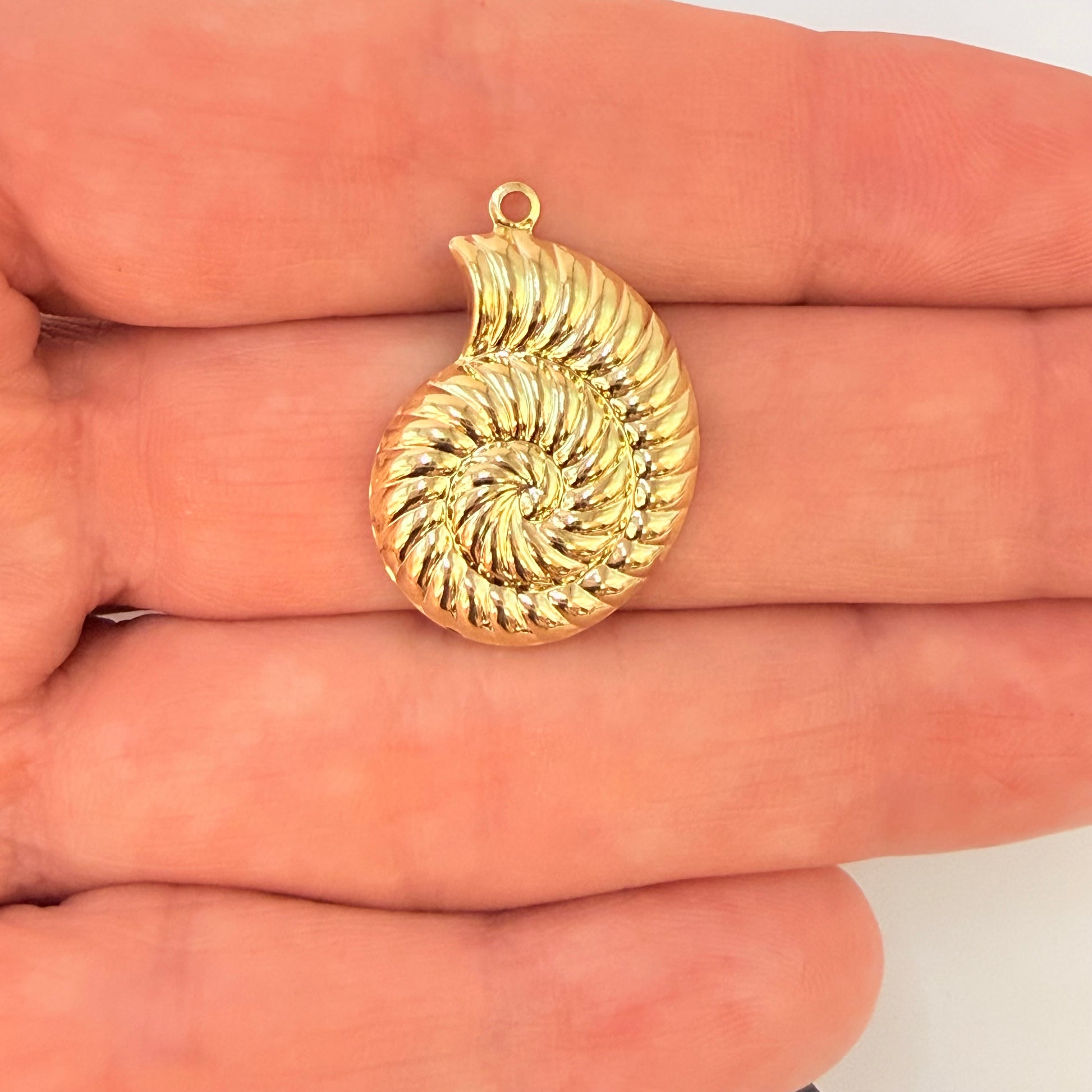 Joyas por Mayor Joyas Bañadas en Oro por Mayor Insumos para Joyas FO1259 Colgante Caracola Lado Izquierdo 20 x 16 mm más argollita Espesor 0.8 mm Figura Baño Oro