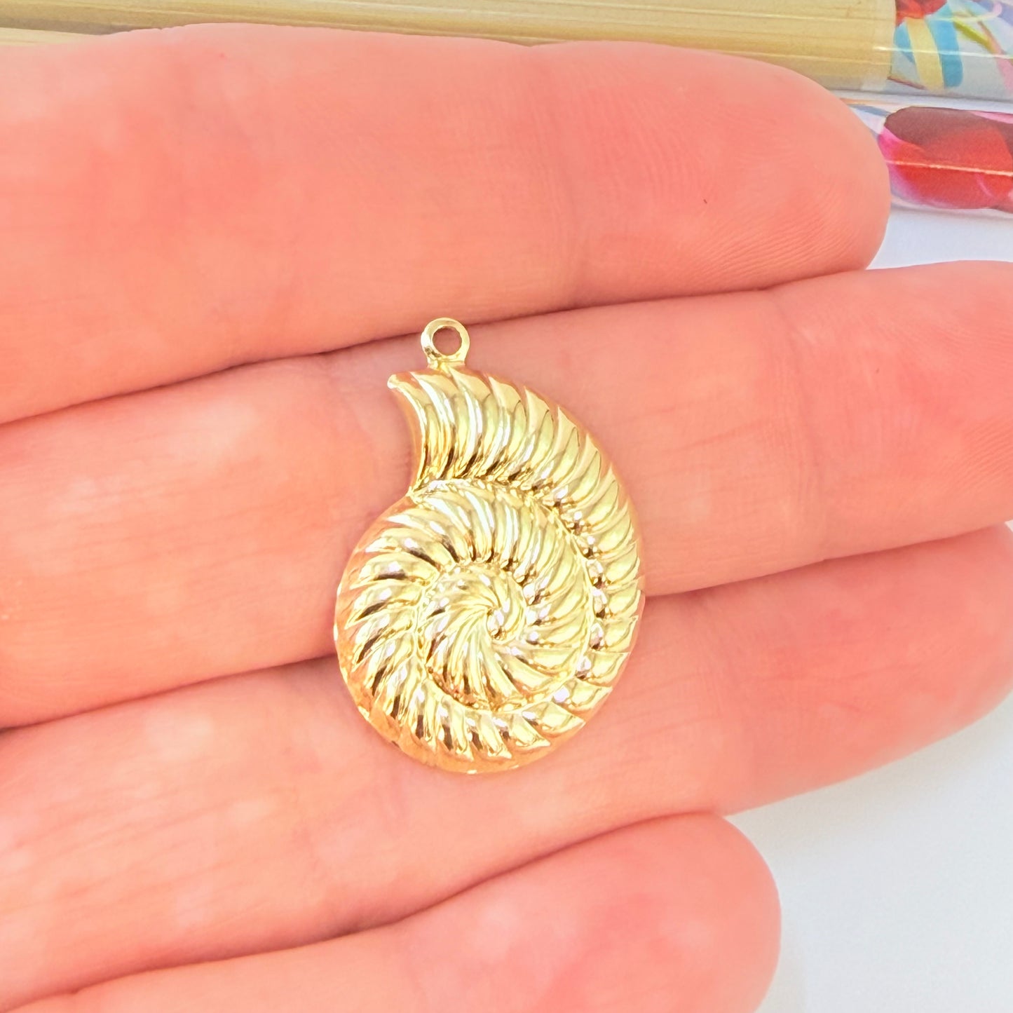 Joyas por Mayor Joyas Bañadas en Oro por Mayor Insumos para Joyas FO1259 Colgante Caracola Lado Izquierdo 20 x 16 mm más argollita Espesor 0.8 mm Figura Baño Oro