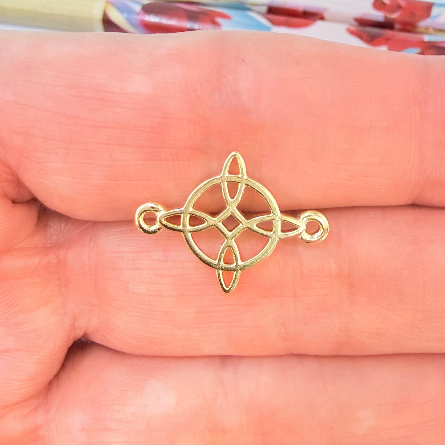 Joyas por Mayor Joyas Bañadas en Oro por Mayor Insumos para Joyas FO1266 Conector Nudo de Bruja 19 x 16 mm Espesor 1.1 mm Figura Baño Oro