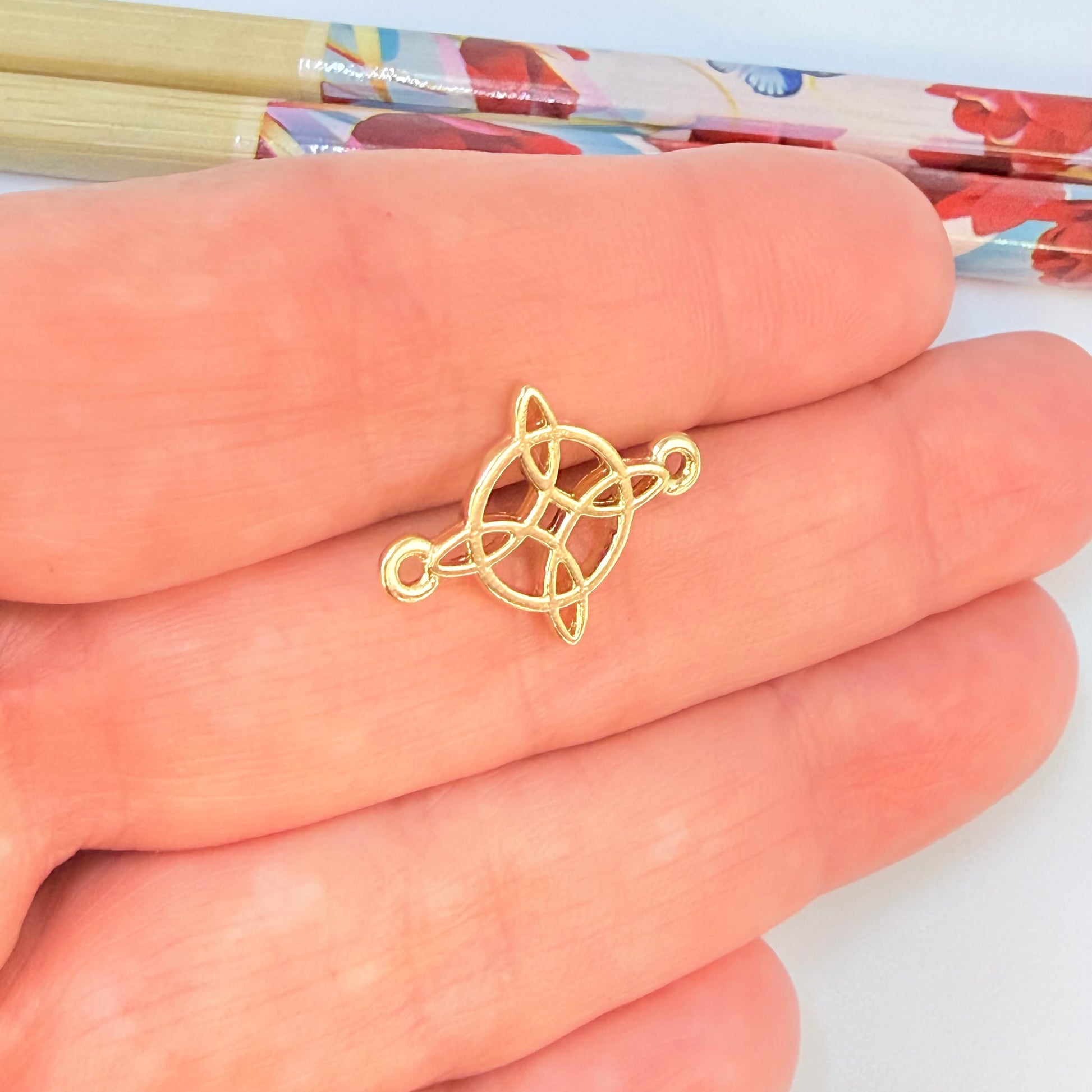 Joyas por Mayor Joyas Bañadas en Oro por Mayor Insumos para Joyas FO1266 Conector Nudo de Bruja 19 x 16 mm Espesor 1.1 mm Figura Baño Oro