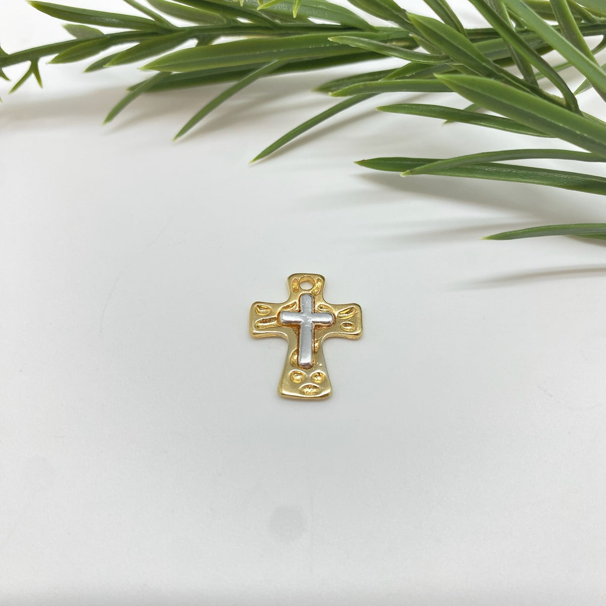 FO1290 Colgante Cruz tipo martelada y mini cruz bañada en plata en el centro 18 x 15 mm Espesor 1.5 Figura Baño Oro