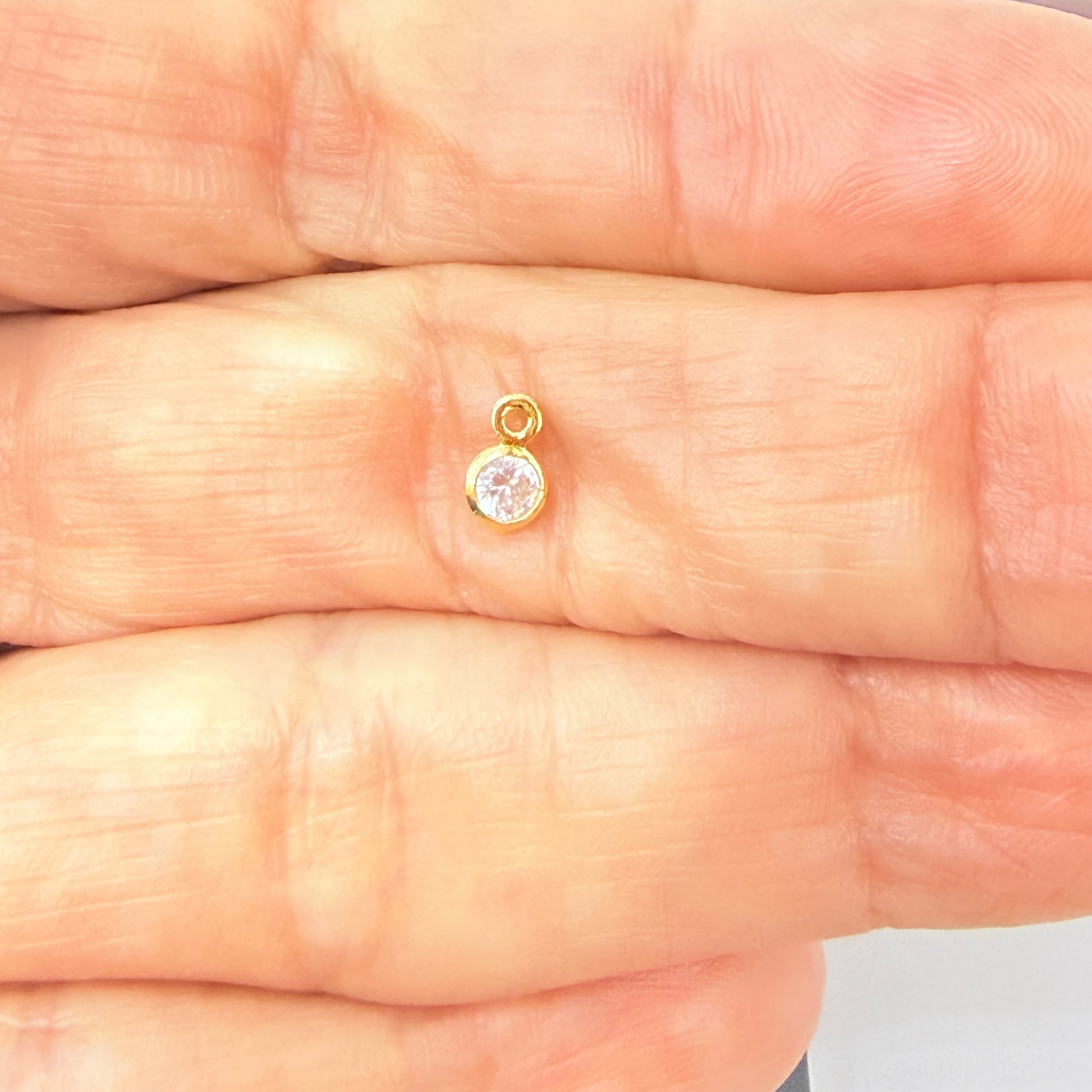 FO385 Punto Luz c Argolla plana 4 mm Figura Baño Oro Figuras Bañadas en Oro y Plata hecho de Bronce Bañado en Oro 18K Joyas Bañadas en Oro