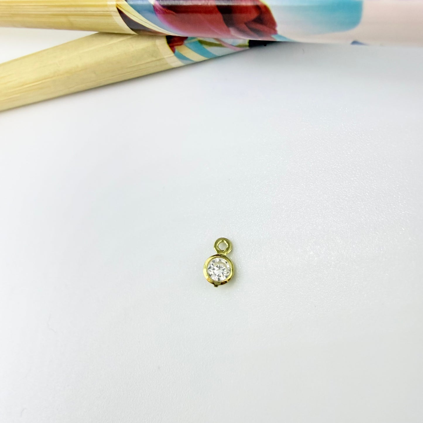 FO385 Punto Luz c Argolla plana 4 mm Figura Baño Oro Figuras Bañadas en Oro y Plata hecho de Bronce Bañado en Oro 18K Joyas Bañadas en Oro