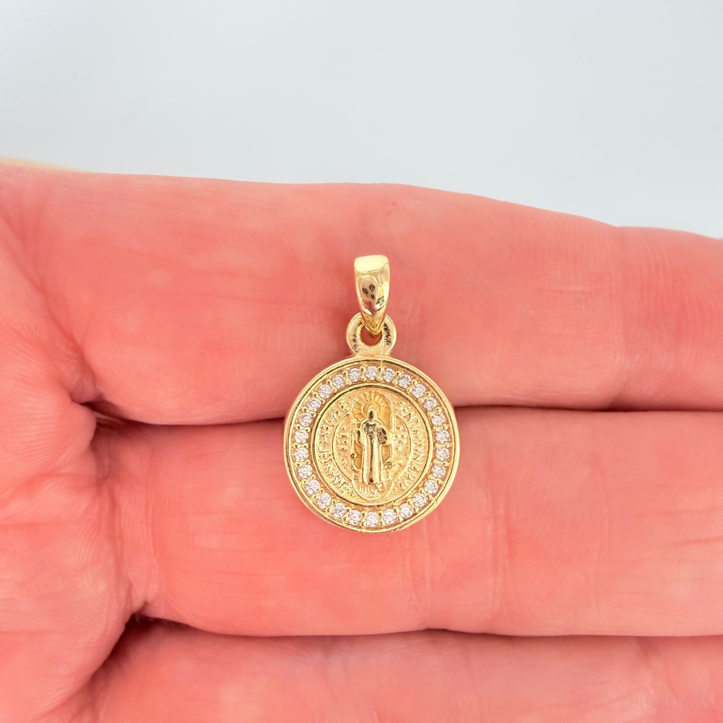 FO433 Colgante San Benito Circones S 12 mm Figura Baño Oro Figuras Bañadas en Oro hecho de Bronce Bañado en Oro 18K