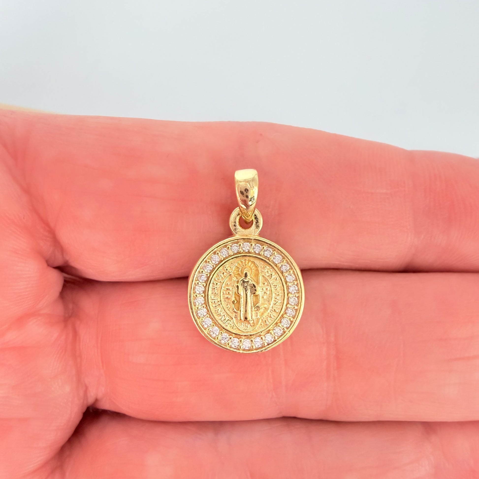 FO433 Colgante San Benito Circones S 12 mm Figura Baño Oro Figuras Bañadas en Oro hecho de Bronce Bañado en Oro 18K