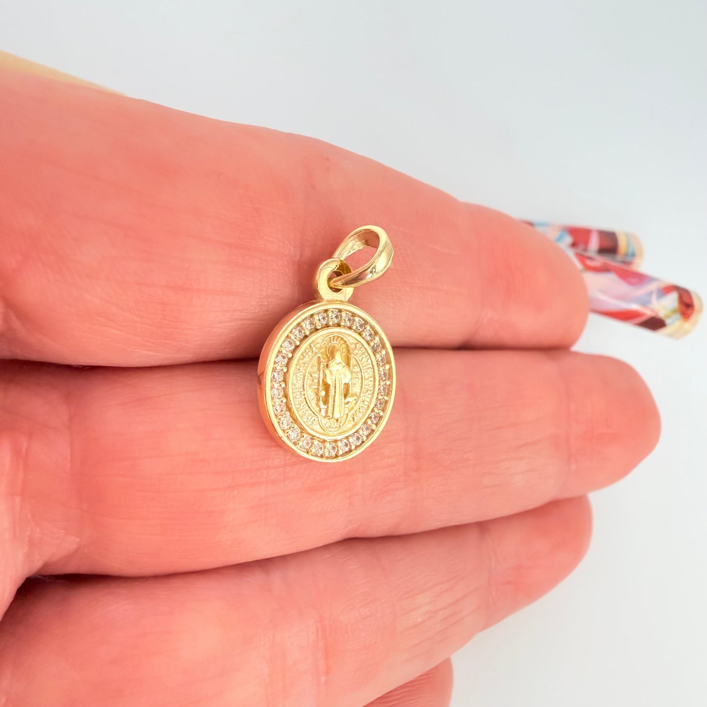 FO433 Colgante San Benito Circones S 12 mm Figura Baño Oro Figuras Bañadas en Oro hecho de Bronce Bañado en Oro 18K