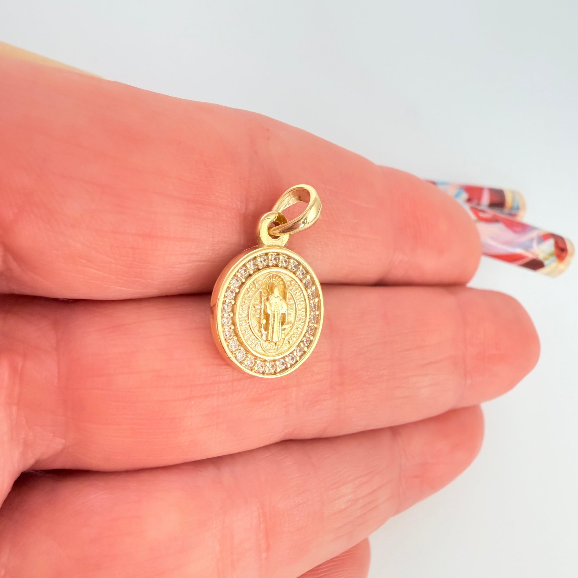 FO433 Colgante San Benito Circones S 12 mm Figura Baño Oro Figuras Bañadas en Oro hecho de Bronce Bañado en Oro 18K