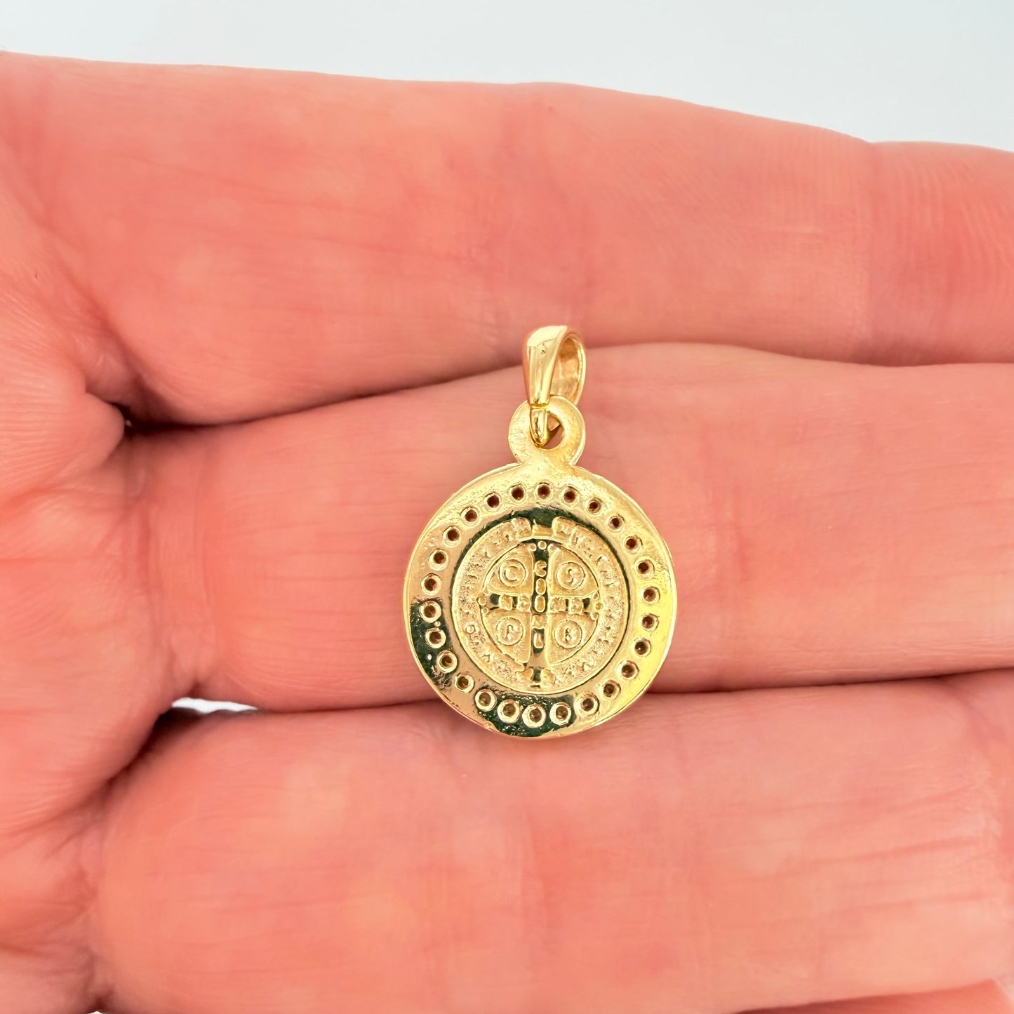 FO433 Colgante San Benito Circones S 12 mm Figura Baño Oro Figuras Bañadas en Oro hecho de Bronce Bañado en Oro 18K