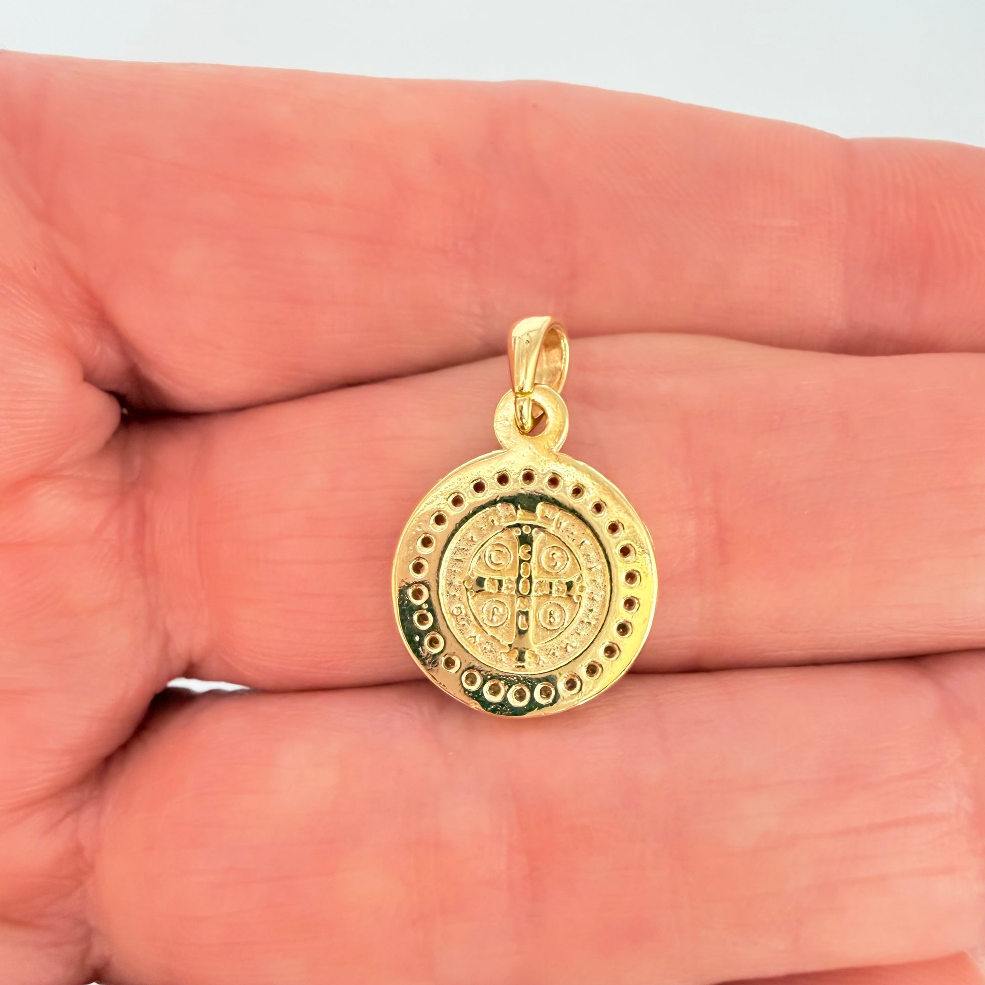 FO433 Colgante San Benito Circones S 12 mm Figura Baño Oro Figuras Bañadas en Oro hecho de Bronce Bañado en Oro 18K