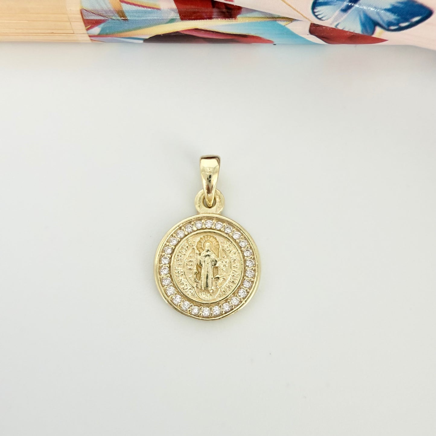 FO433 Colgante San Benito Circones S 12 mm Figura Baño Oro Figuras Bañadas en Oro hecho de Bronce Bañado en Oro 18K