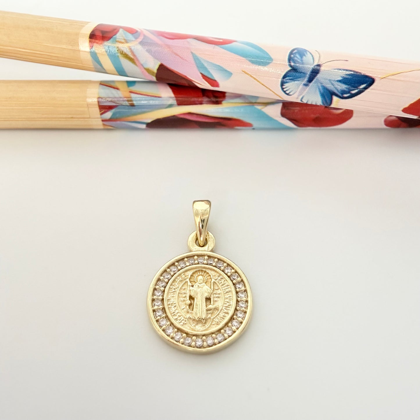 FO433 Colgante San Benito Circones S 12 mm Figura Baño Oro Figuras Bañadas en Oro hecho de Bronce Bañado en Oro 18K