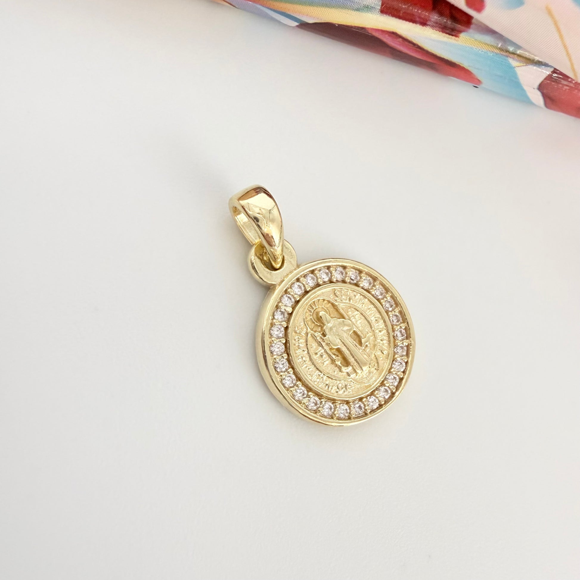 FO433 Colgante San Benito Circones S 12 mm Figura Baño Oro Figuras Bañadas en Oro hecho de Bronce Bañado en Oro 18K